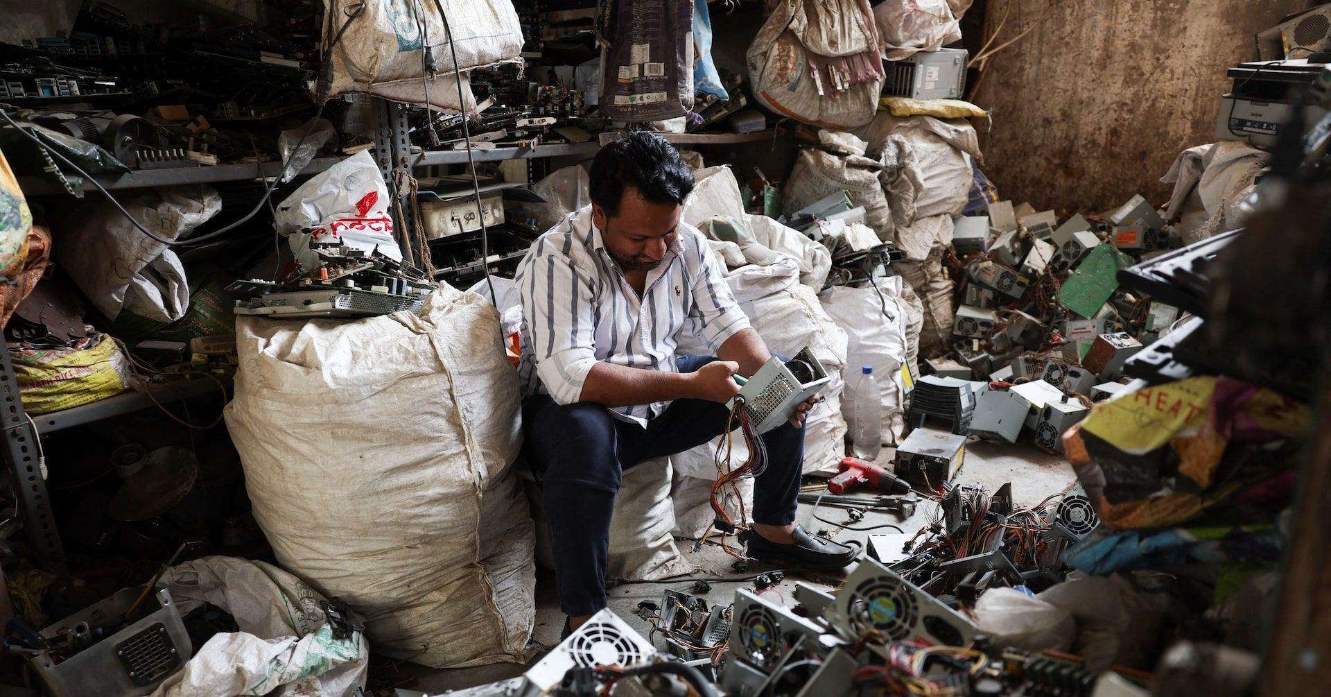 Recorde de e-lixo no mundo e discussão sobre os altos custos de reciclagem na Índia. Reprodução: Reuters