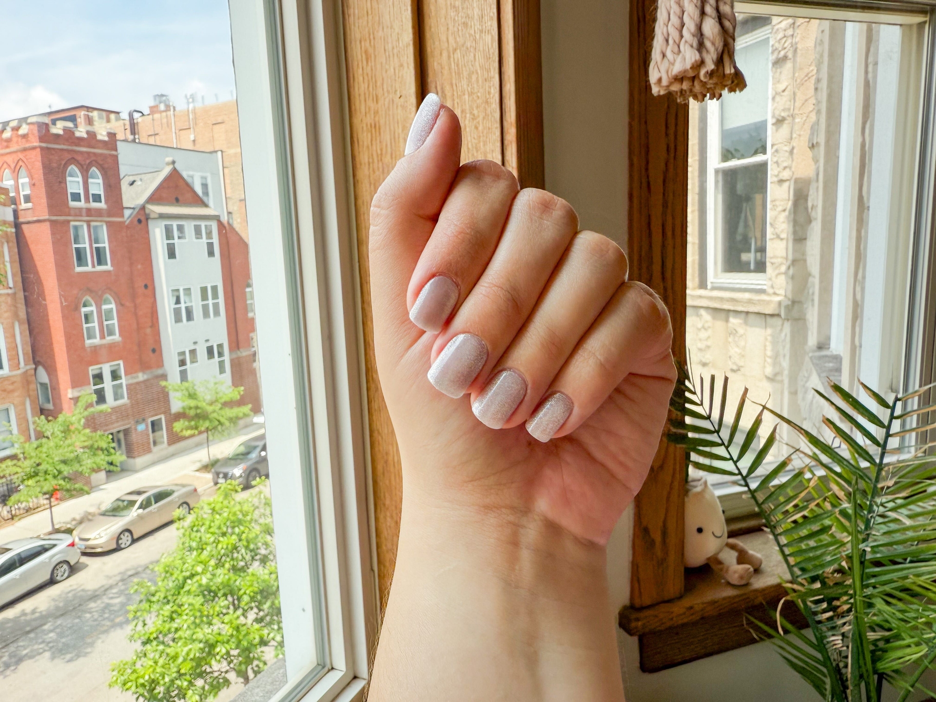 Dicas de especialistas para aumentar a durabilidade das unhas postiças. Reprodução: Gia Yetikyel