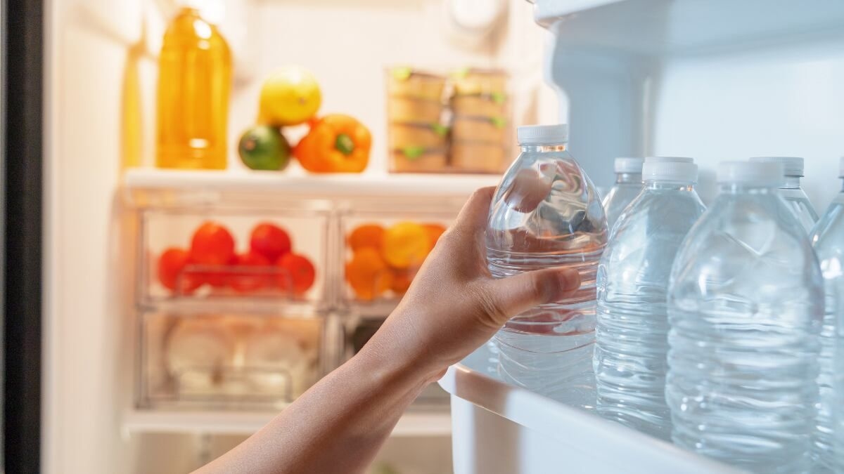 Dispensador de água destaca-se como alternativa prática para se manter hidratado em altas temperaturas. Legenda da imagem. Reprodução: El País