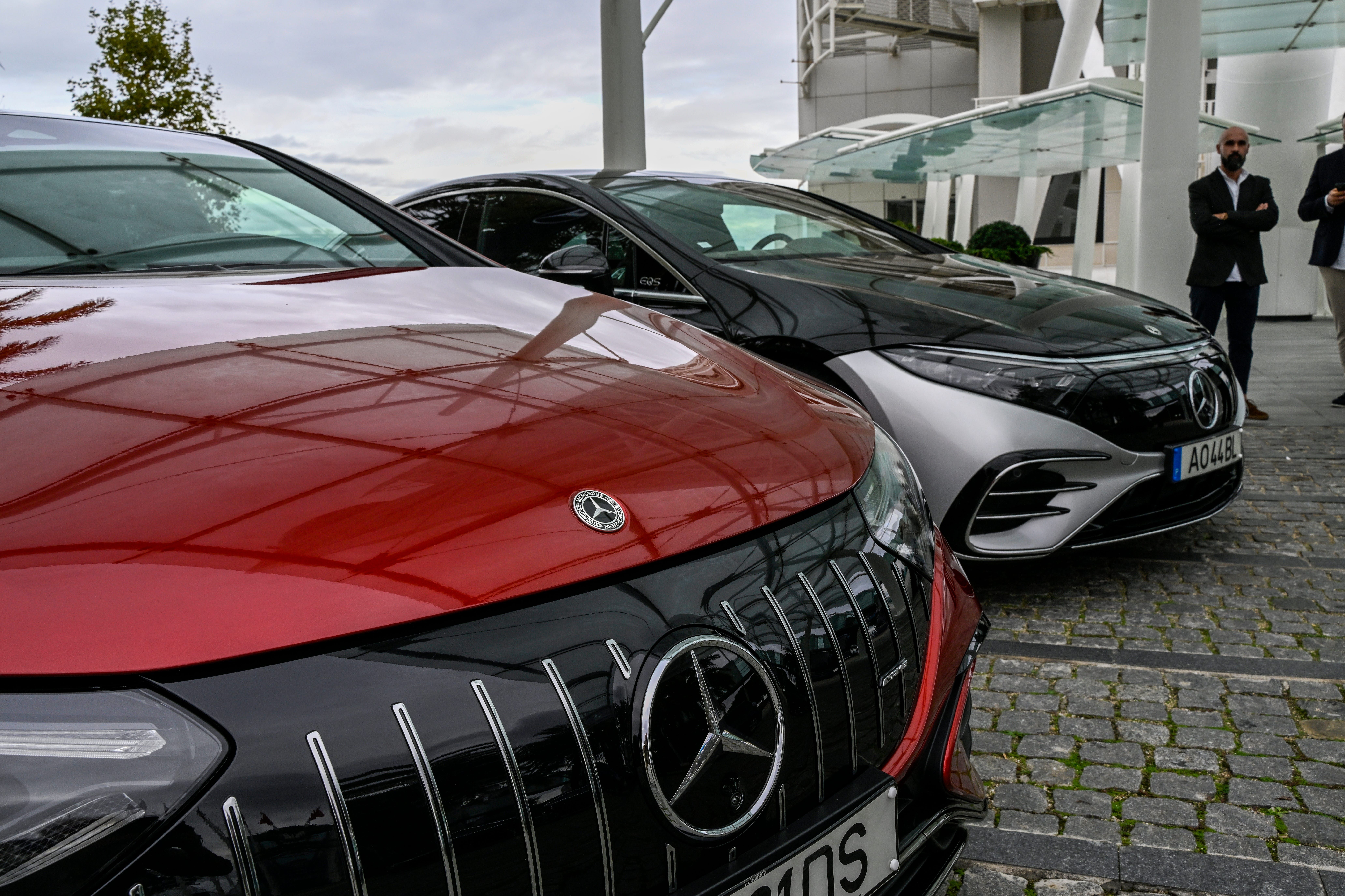 Dois veículos elétricos da Mercedes-Benz estacionados na entrada do escritório da empresa em Lisboa. Reprodução: Business Insider