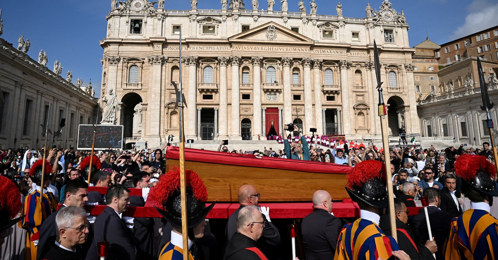 Devota se despede do Papa Francisco em Roma após sua morte. Reprodução: Reuters