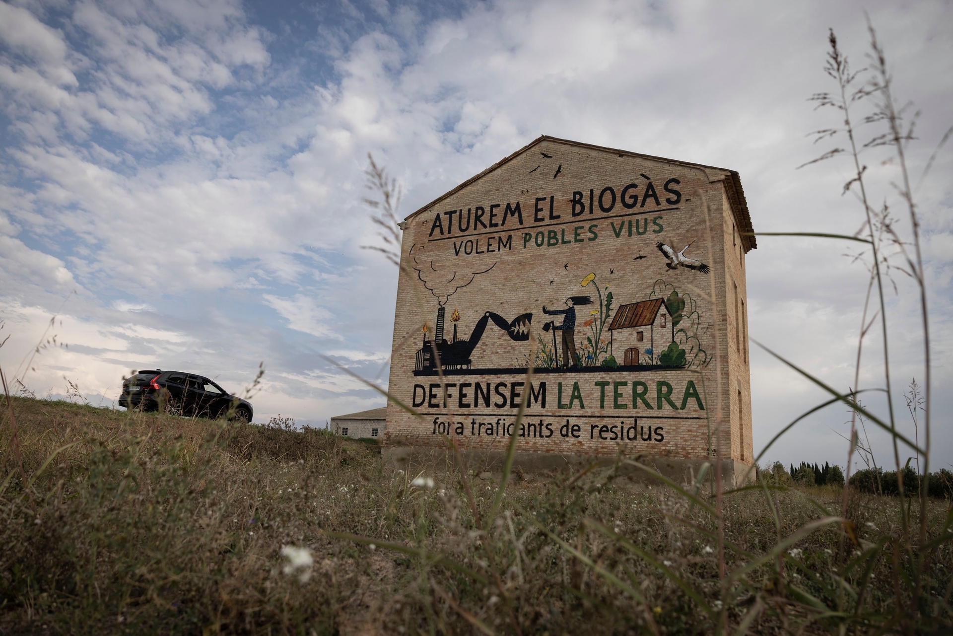 Mural en contra de la construcción de plantas de biogás en Tarrós. Reprodução: El País