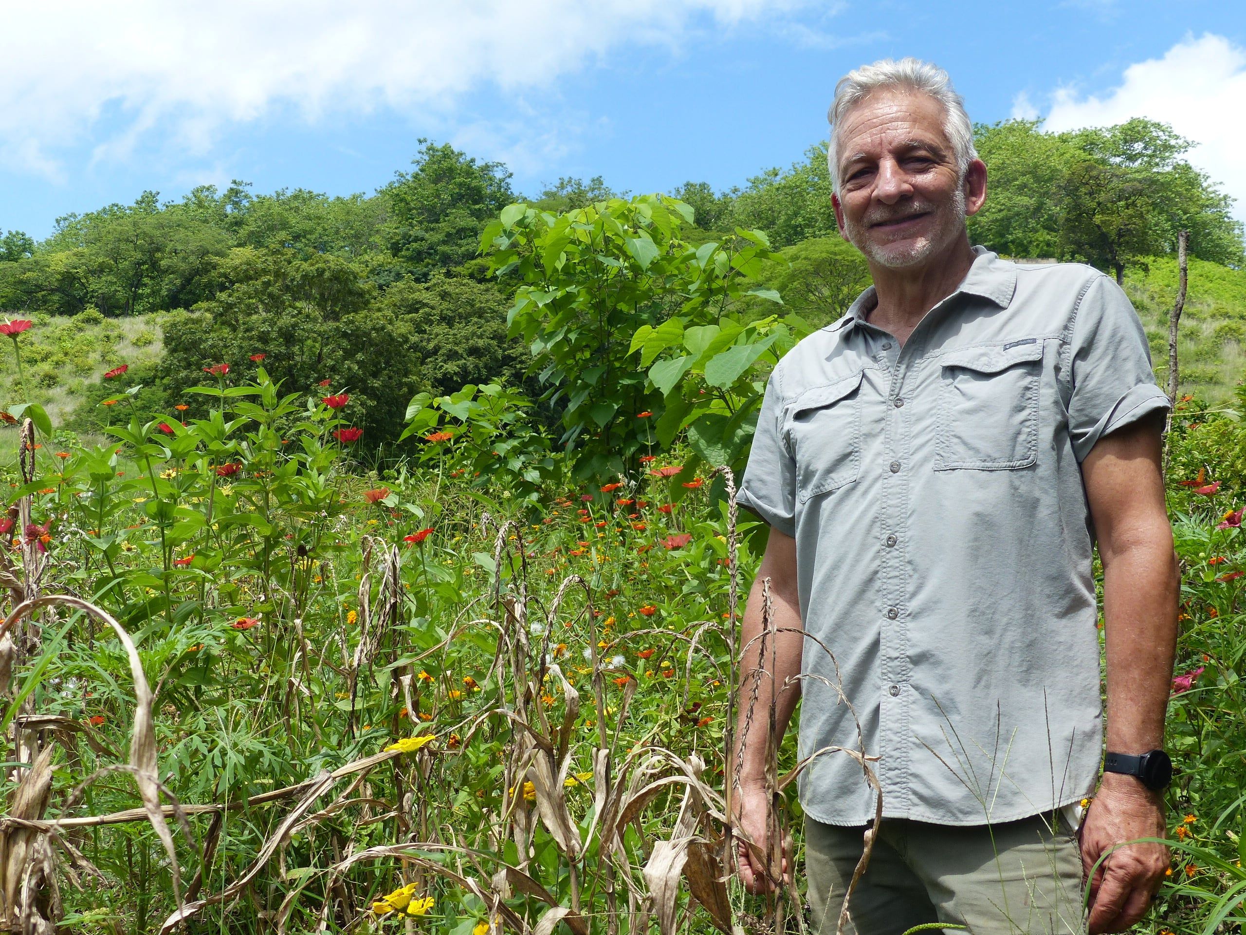 Eduard Müller discute a importância da regeneração dos solos em evento no rancho Kosmos, Costa Rica. Reprodução: El País
