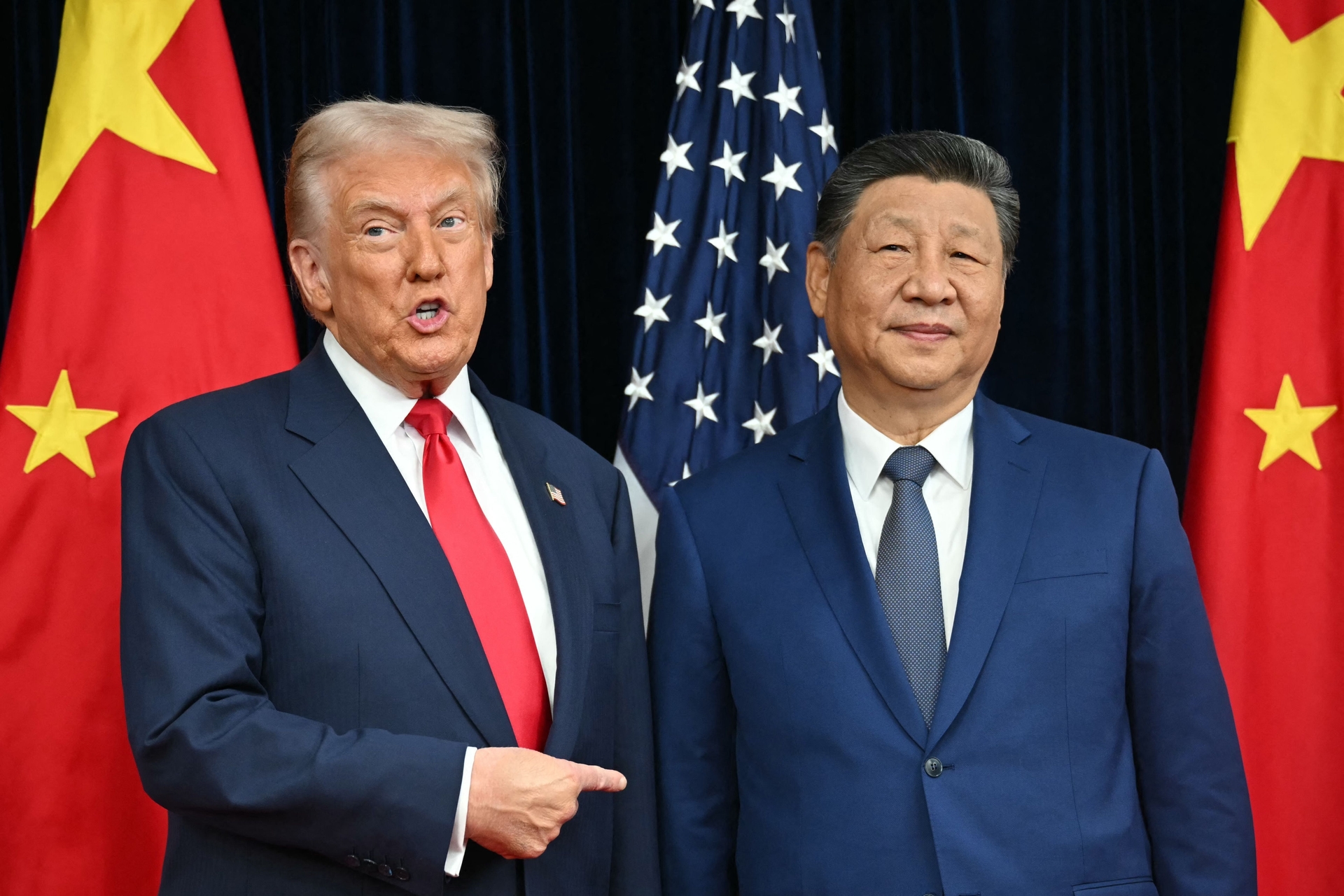 Trump e Xi se cumprimentam em encontro entre EUA e China. Reprodução: Globo