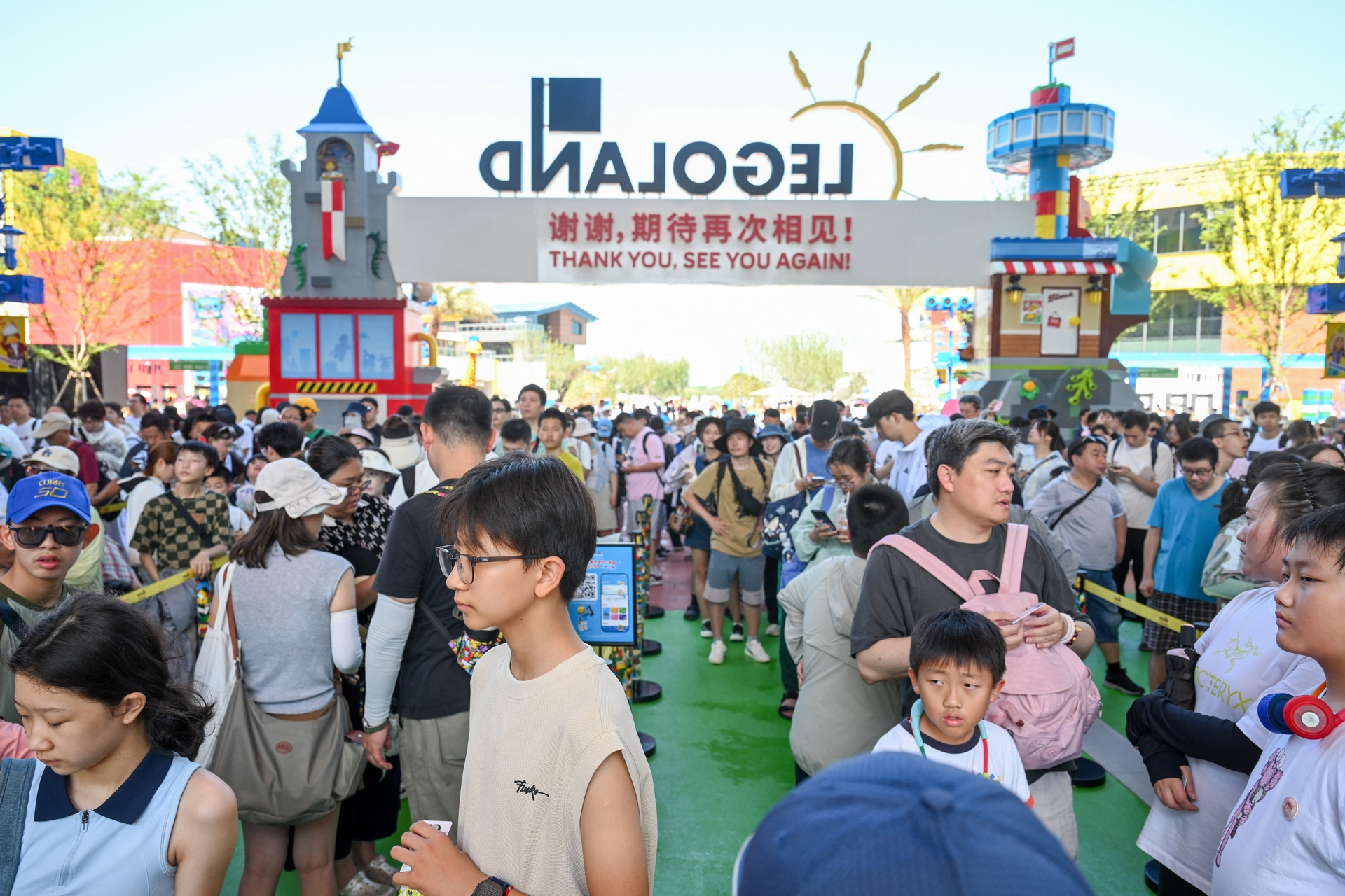 Milhares visitam a inauguração do primeiro Legoland da China em meio ao crescimento do turismo doméstico. Reprodução: Globo