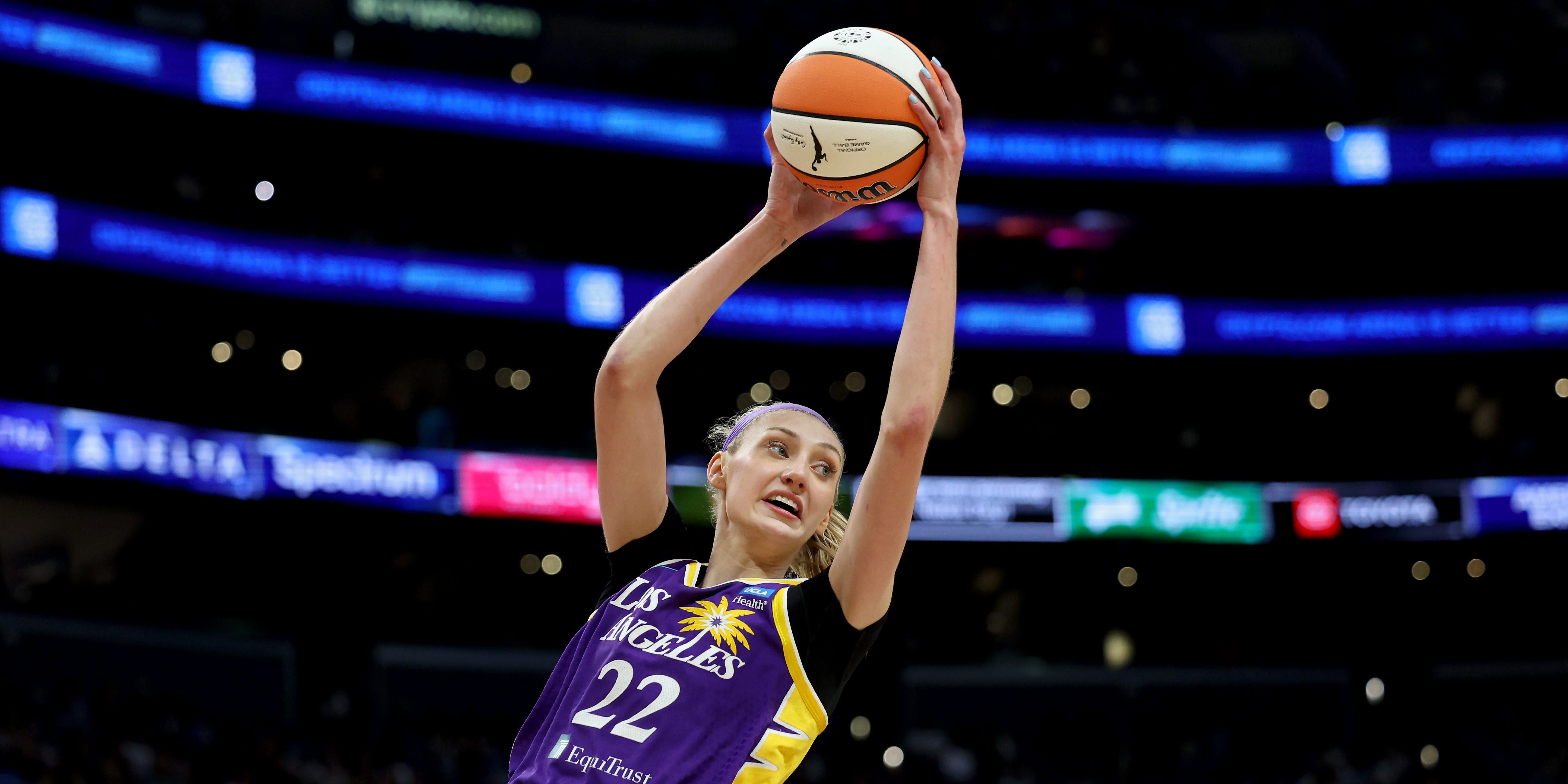 Cameron Brink retorna ao Los Angeles Sparks em jogo contra as Aces. Reprodução: Business Insider