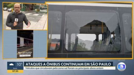 Ônibus vandalizados na Zona Sul de São Paulo, refletindo onda de ataques a coletivos na cidade. Reprodução: Globo