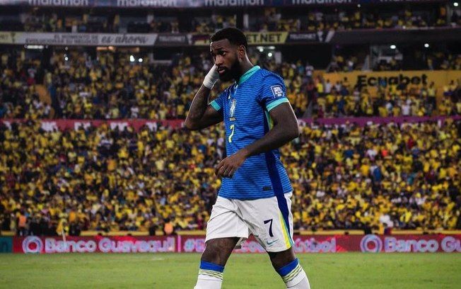 Gerson em campo durante jogo contra o Equador, sob avaliação de Ancelotti. Reprodução: iG.