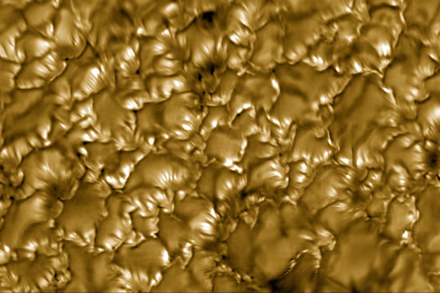 Imagem colorida mostra estriações que lembram um favo de mel ou crocante de avelã. Reprodução: Gizmodo