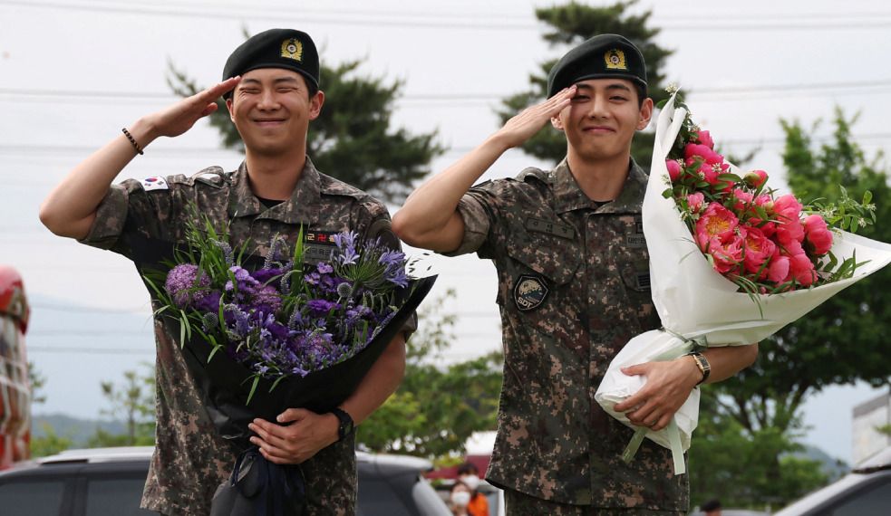 RM e V do BTS são dispensados do serviço militar na Coreia do Sul. Reprodução: Billboard Brasil