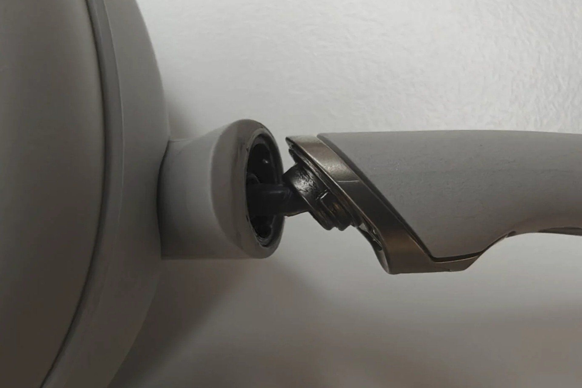 Hinge do Sony XM6 em foco, destacando seu design inovador. Reprodução: Gizmodo