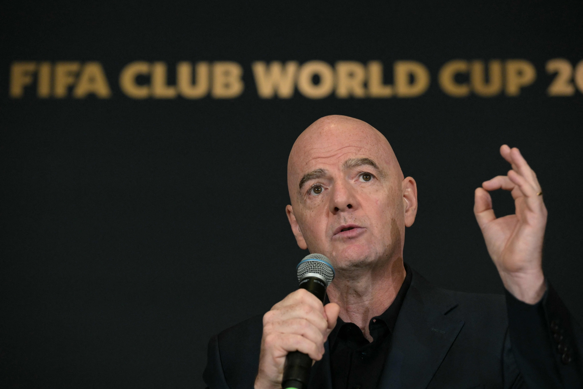 Gianni Infantino destaca sucesso financeiro da Copa do Mundo de Clubes durante coletiva na Trump Tower. Reprodução: Globo