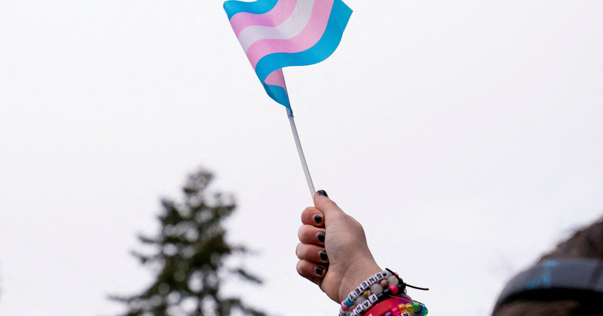 Juíza decide que política de passaportes do governo Trump pode ser inconstitucional para pessoas trans e não-binárias. Reprodução: Reuters