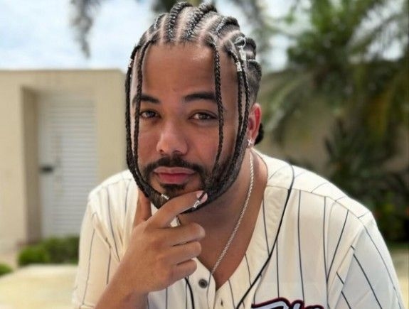 Ex-funcionários denunciam festas com bebidas e controle rígido sobre menores na casa de Hytalo Santos. Reprodução: Globo.