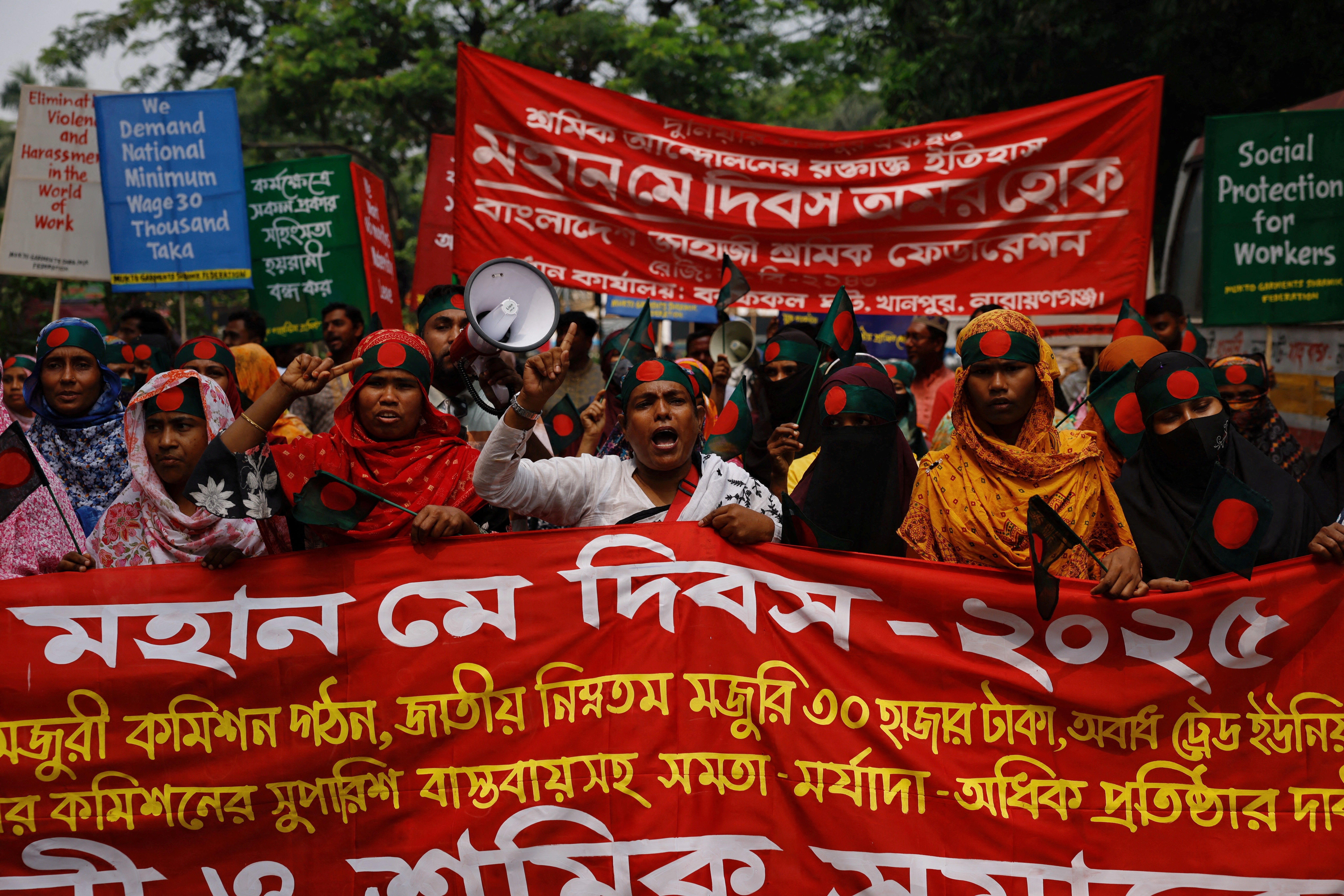 Trabalhadores comemoram o Dia do Trabalho em Bangladesh, em homenagem às lutas históricas por direitos. Reprodução: Globo