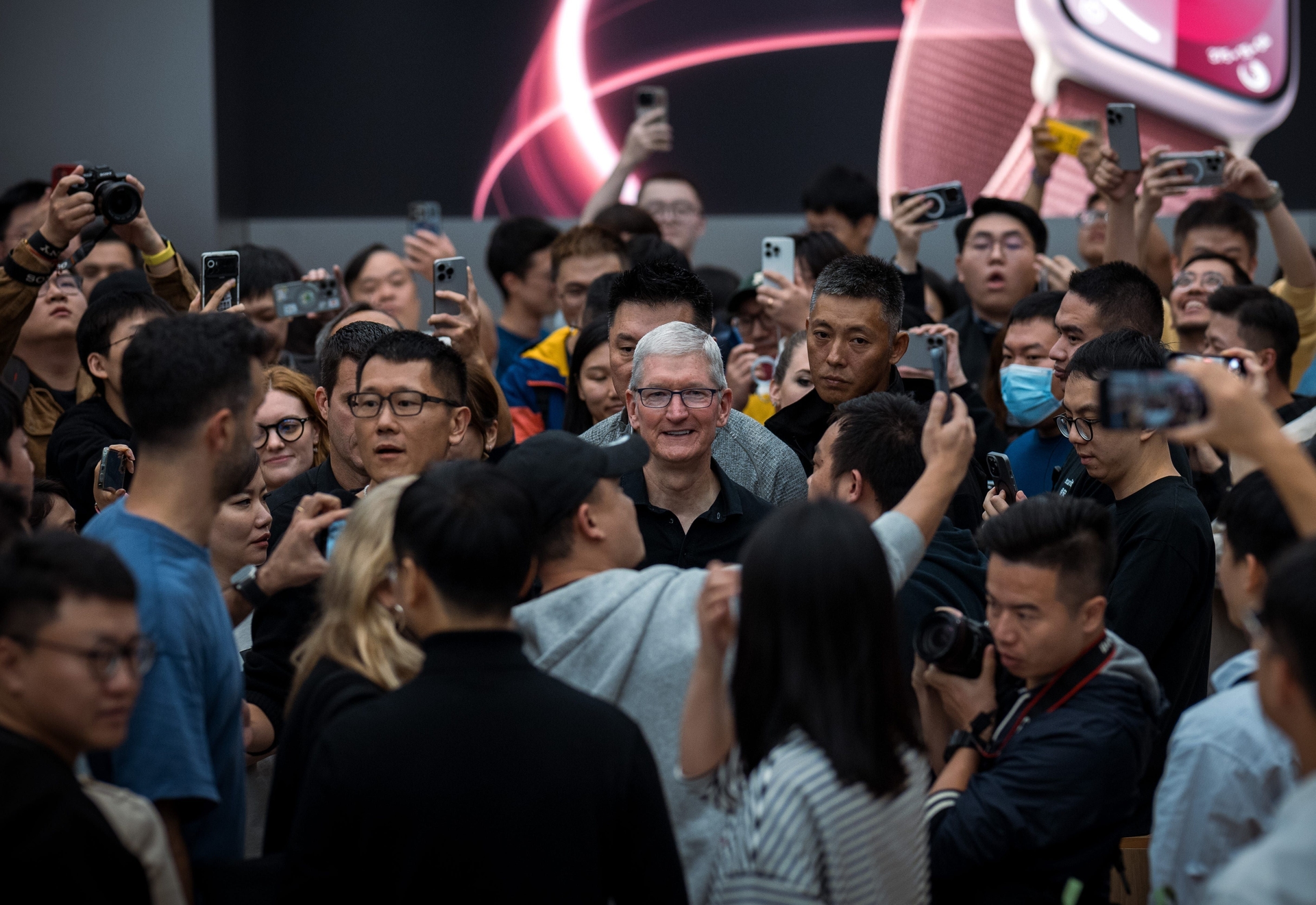 Tim Cook em visita à loja Apple em Chengdu, destacando os laços da empresa com a China. Reprodução: Business Insider