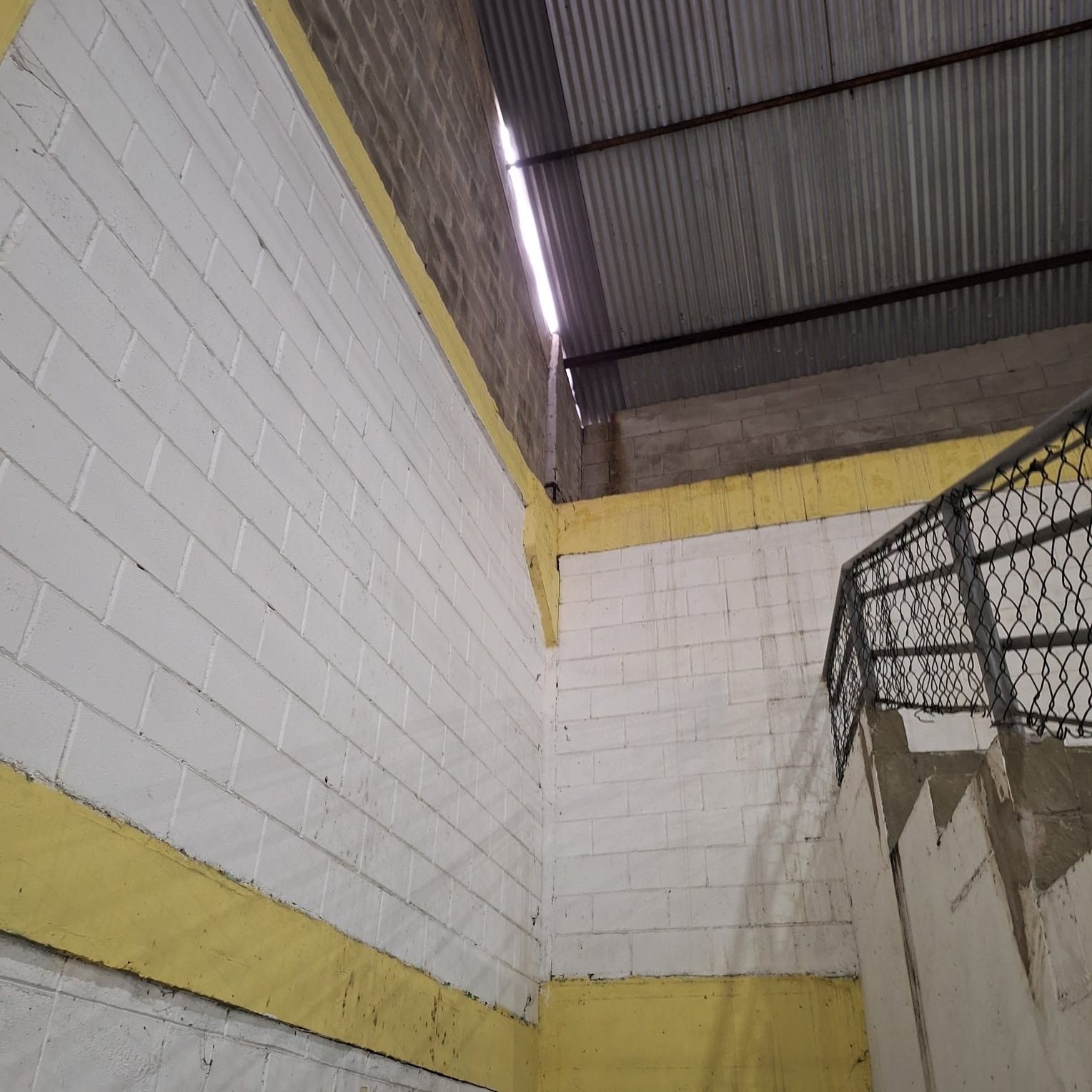 Ginásio Dondinho em São Vicente apresenta problemas no telhado e infiltrações. Reprodução: Globo.