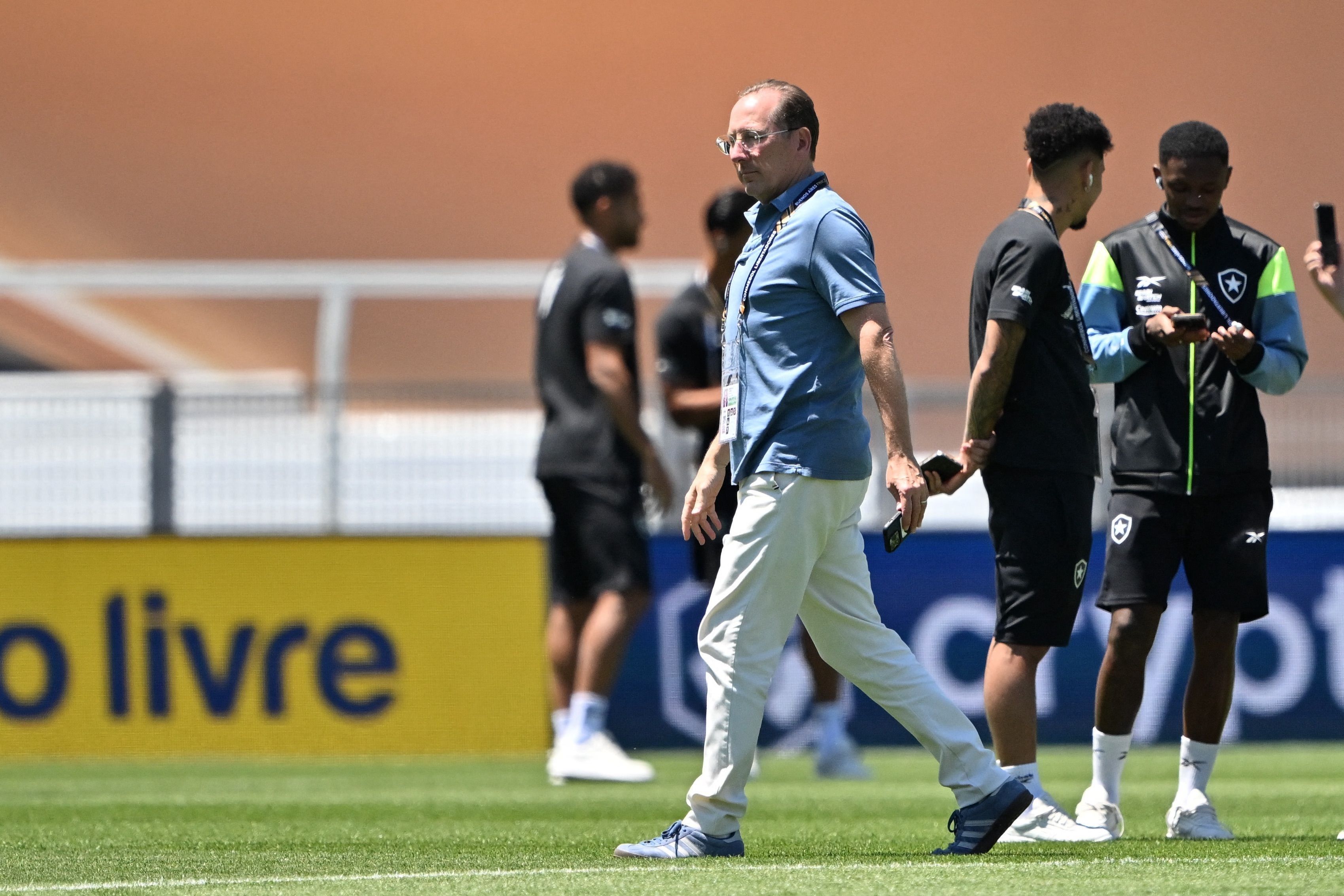 John Textor, dono do Botafogo, enfrenta crise financeira enquanto o clube se prepara para o Mundial. Legenda da imagem. Reprodução: Globo