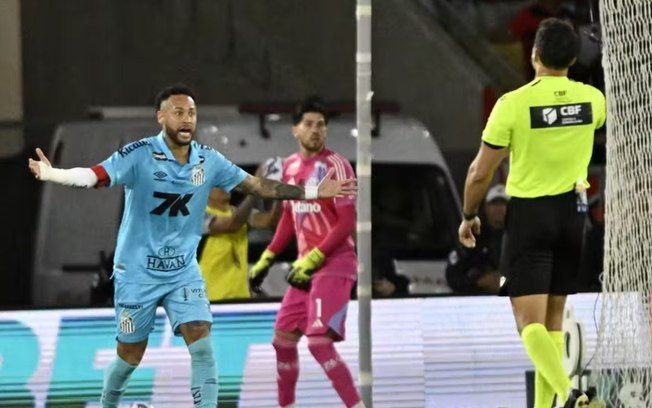 Neymar protesta ao quarto árbitro após cartão em Fla x Santos. Legenda da imagem. Reprodução: Retorno do item 11