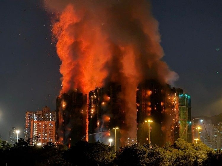 Incêndio em prédios de Hong Kong; fumaça sobe enquanto órgão anticorrupção prende seis suspeitos pela tragédia com 128 mortos.. Reprodução: Oglobo