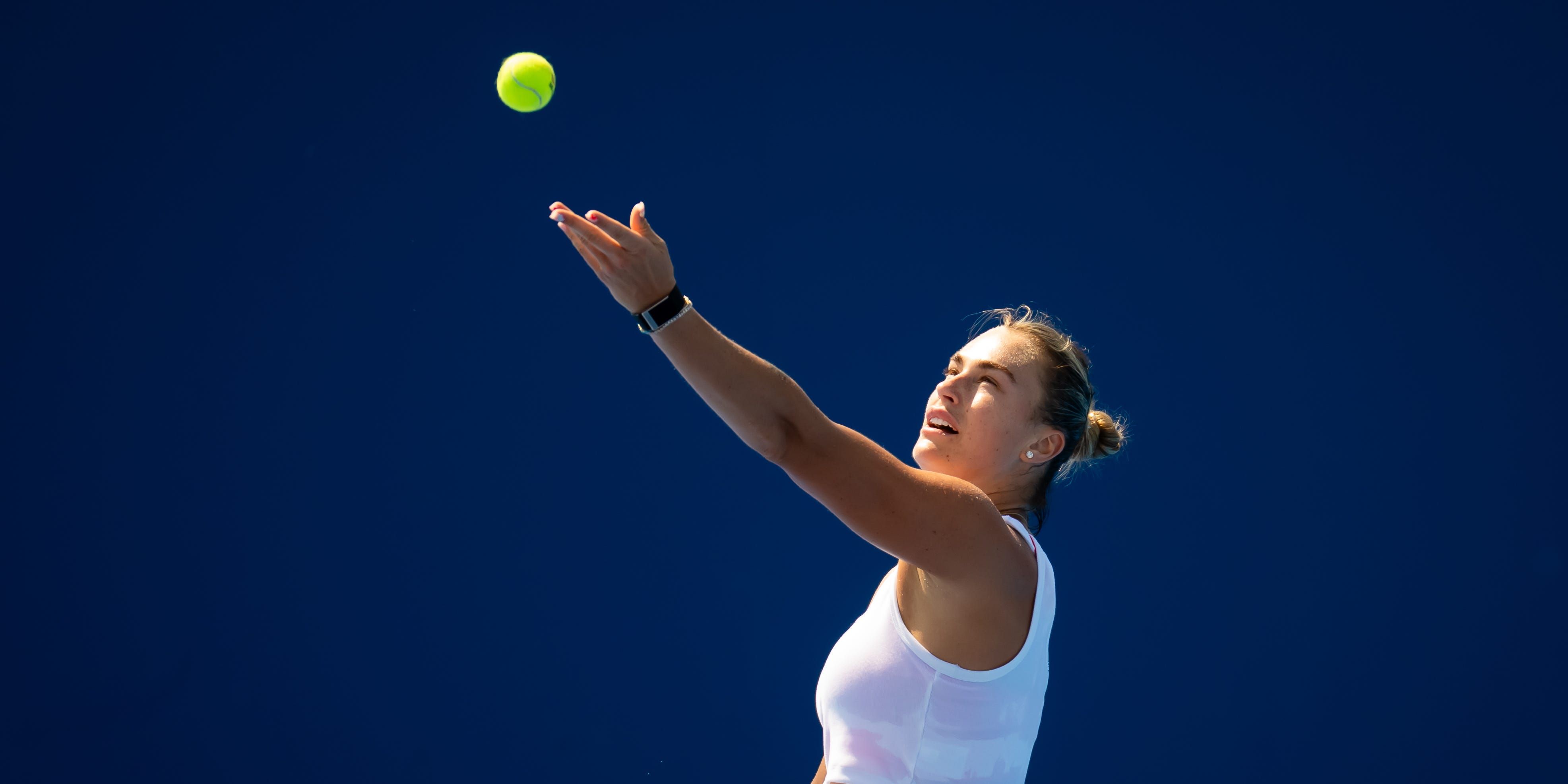 Aryna Sabalenka treina para defender seu título no Cincinnati Open 2025. Reprodução: Business Insider
