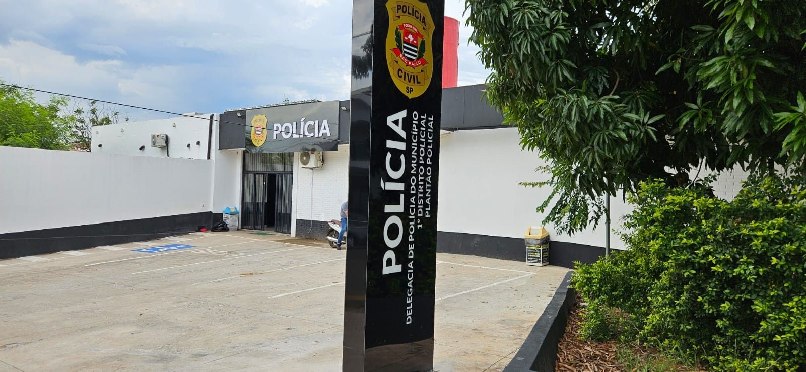 Mulher é presa suspeita de homicídio após briga com vizinha armada de facas no bairro Cândido Bertine. Reprodução: Globo