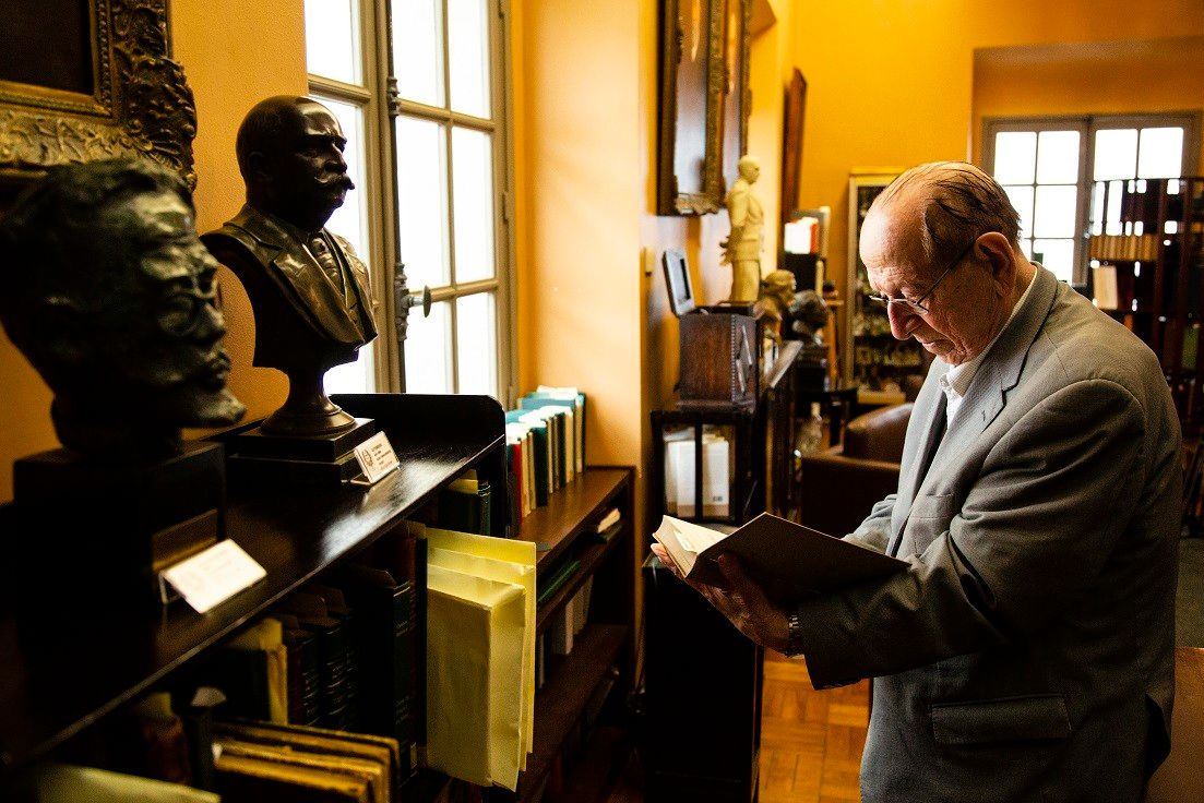 Evanildo Bechara, filólogo e membro da ABL, faleceu aos 97 anos, deixando importante legado literário. Reprodução: O Globo