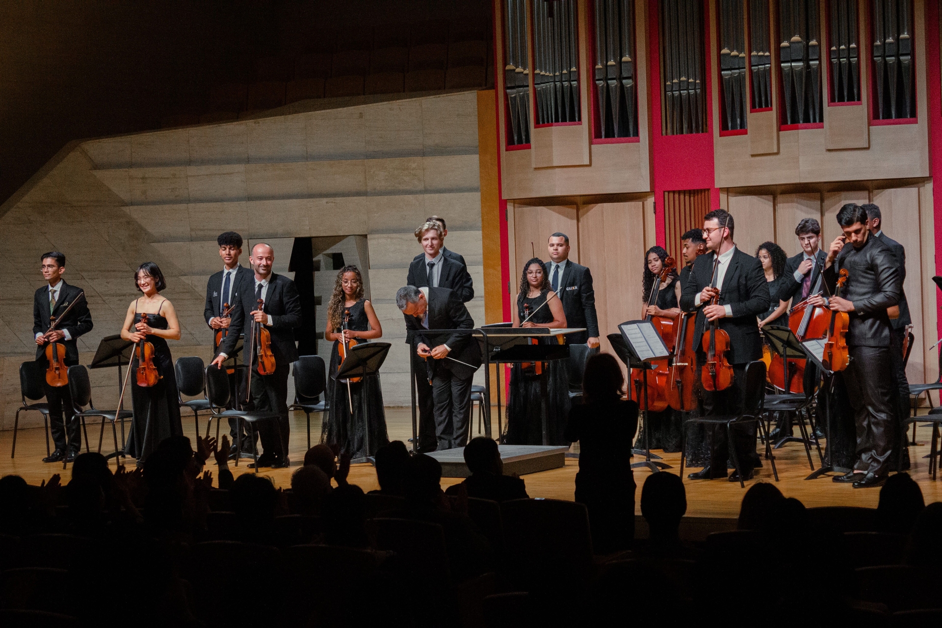 Condução brasileira em concerto pela paz, reunindo músicos de nações em conflito. Reprodução: Retorno do item 11