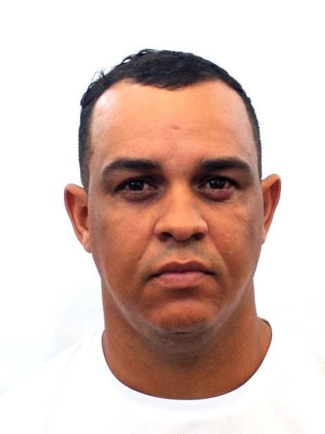 Márcio Alves Pina, conhecido como Carioca, é procurado pela Desarme por tráfico de armas. Legenda da imagem. Reprodução: Retorno do item 11