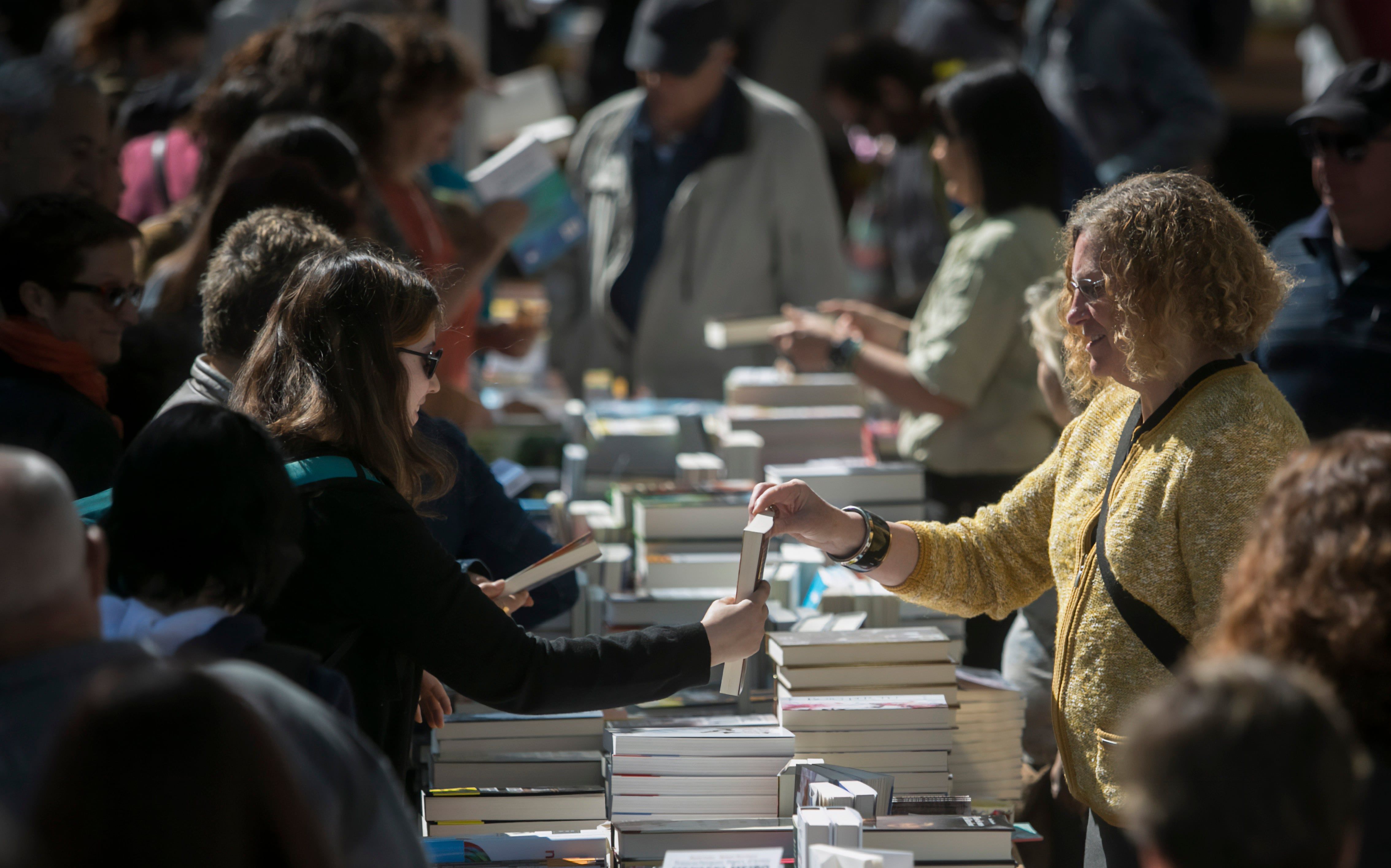 Como escolher o melhor livro para Sant Jordi.. Reprodução: Elpais