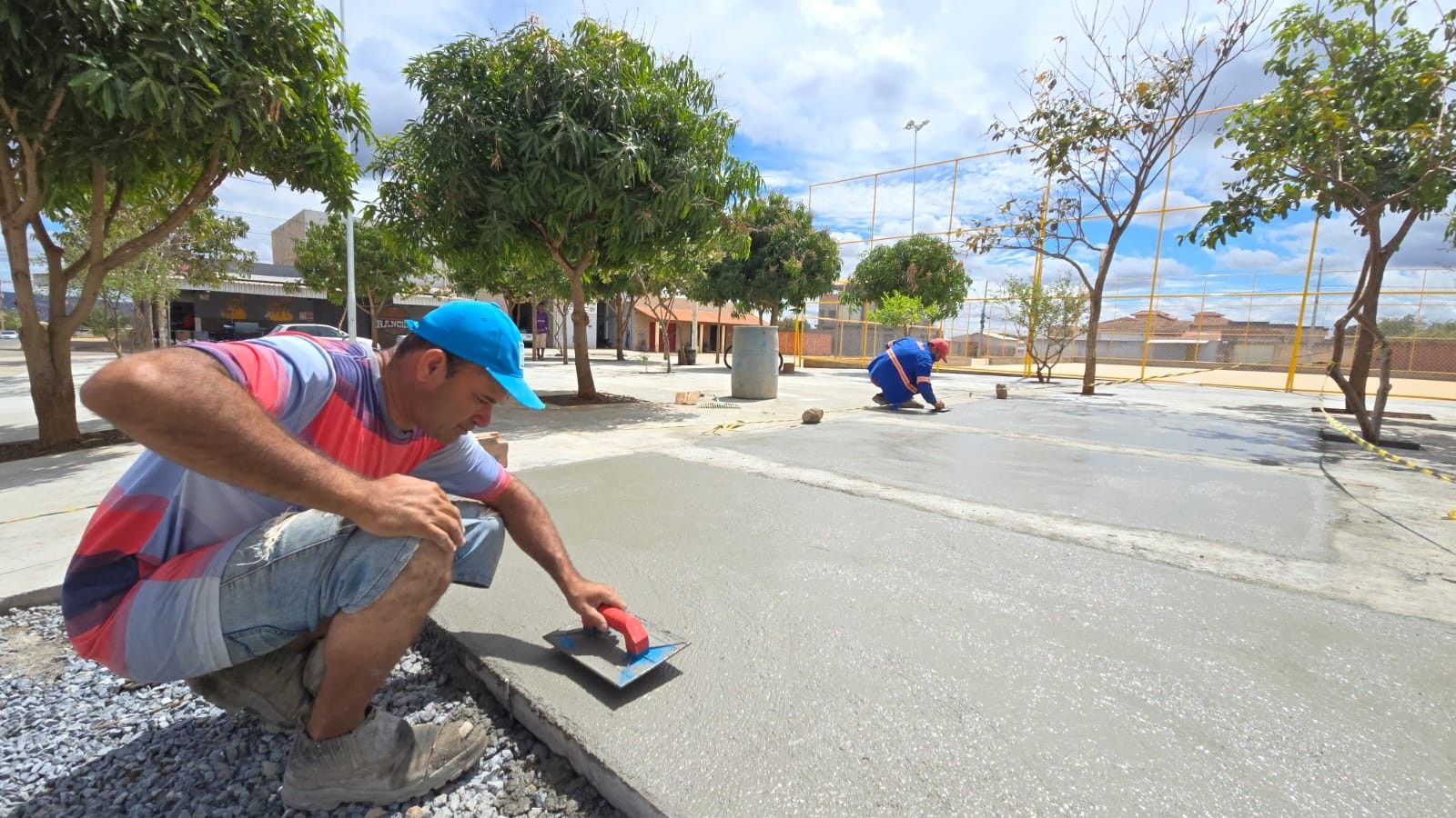 Nova praça Jardim Primavera oferece mangueiras, bancos e quadra esportiva para socialização. Reprodução: Solon Queiroz/SECOM-PMMC