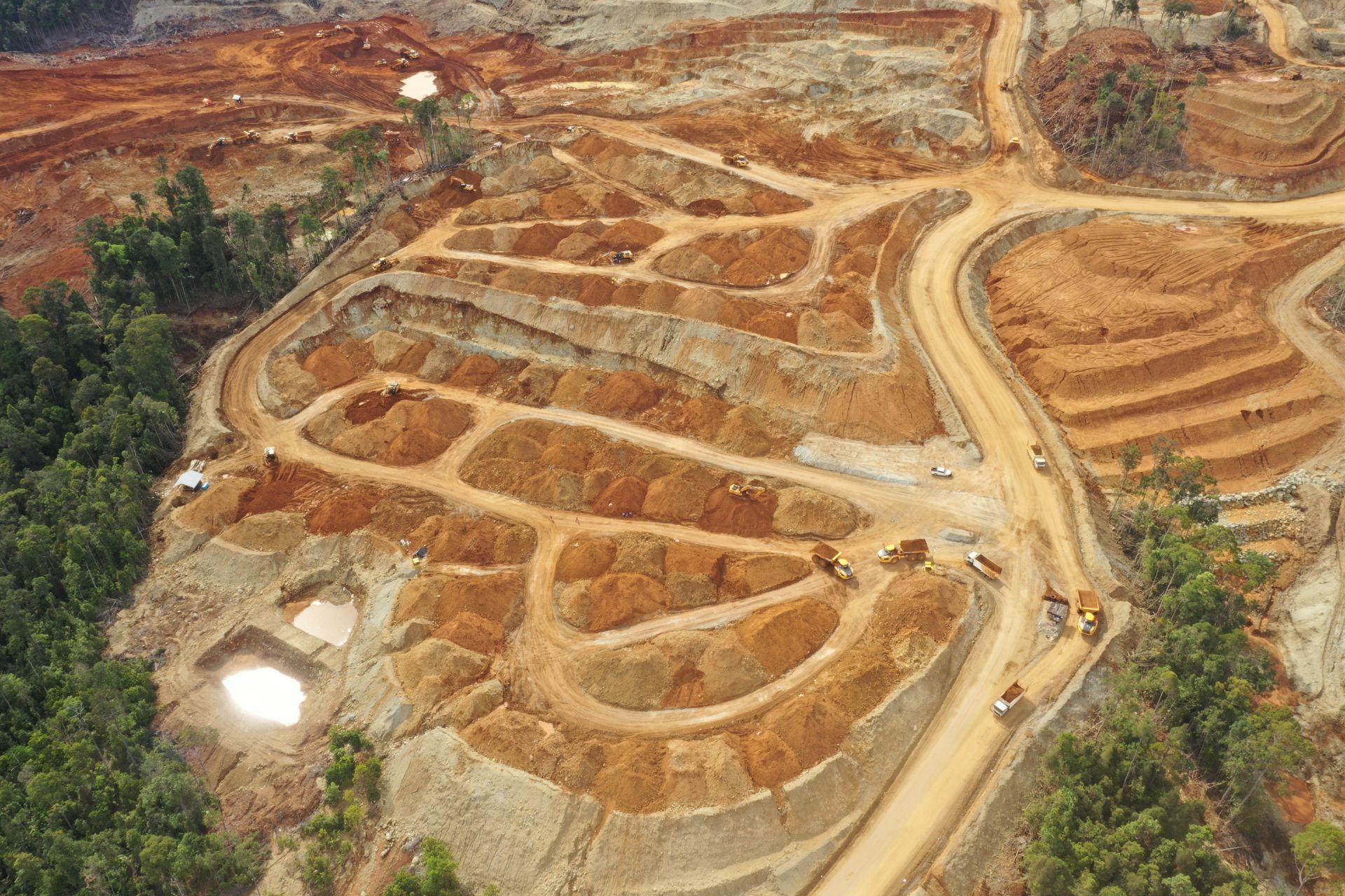 Vista aérea das áreas de mineração de níquel em Halmahera, Indonésia. Reprodução: Gizmodo