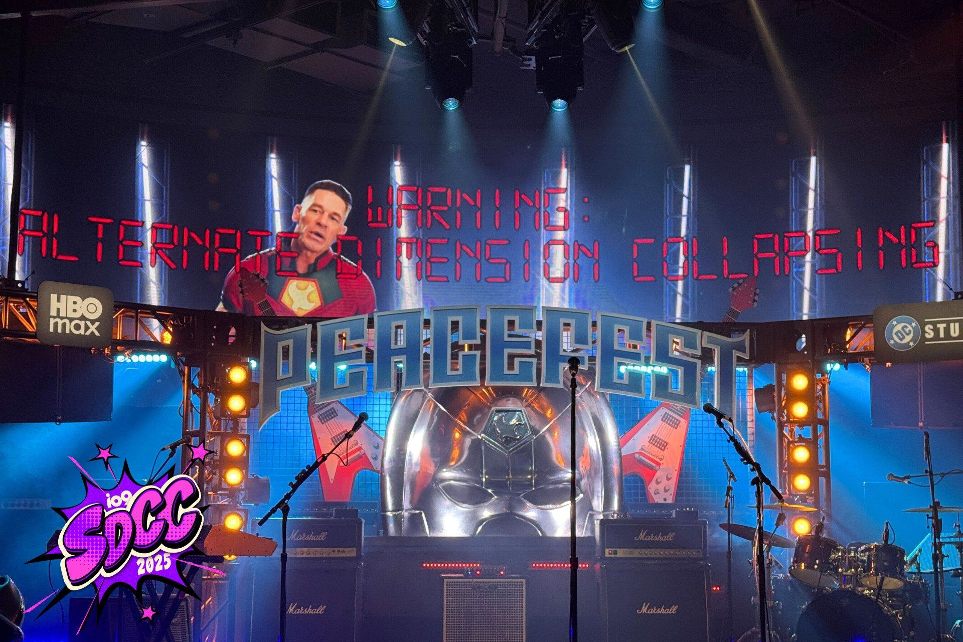 John Cena destaca no pop-up do Comic-Con para a série Peacemaker. Reprodução: Gizmodo