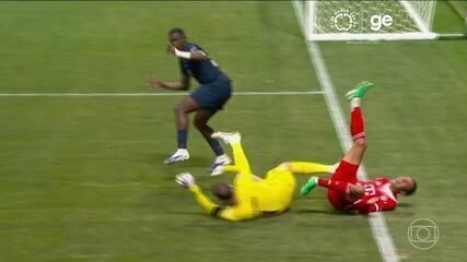 Musiala é levado de maca após sofrer grave lesão em jogo do Bayern contra o PSG. Reprodução: Globo