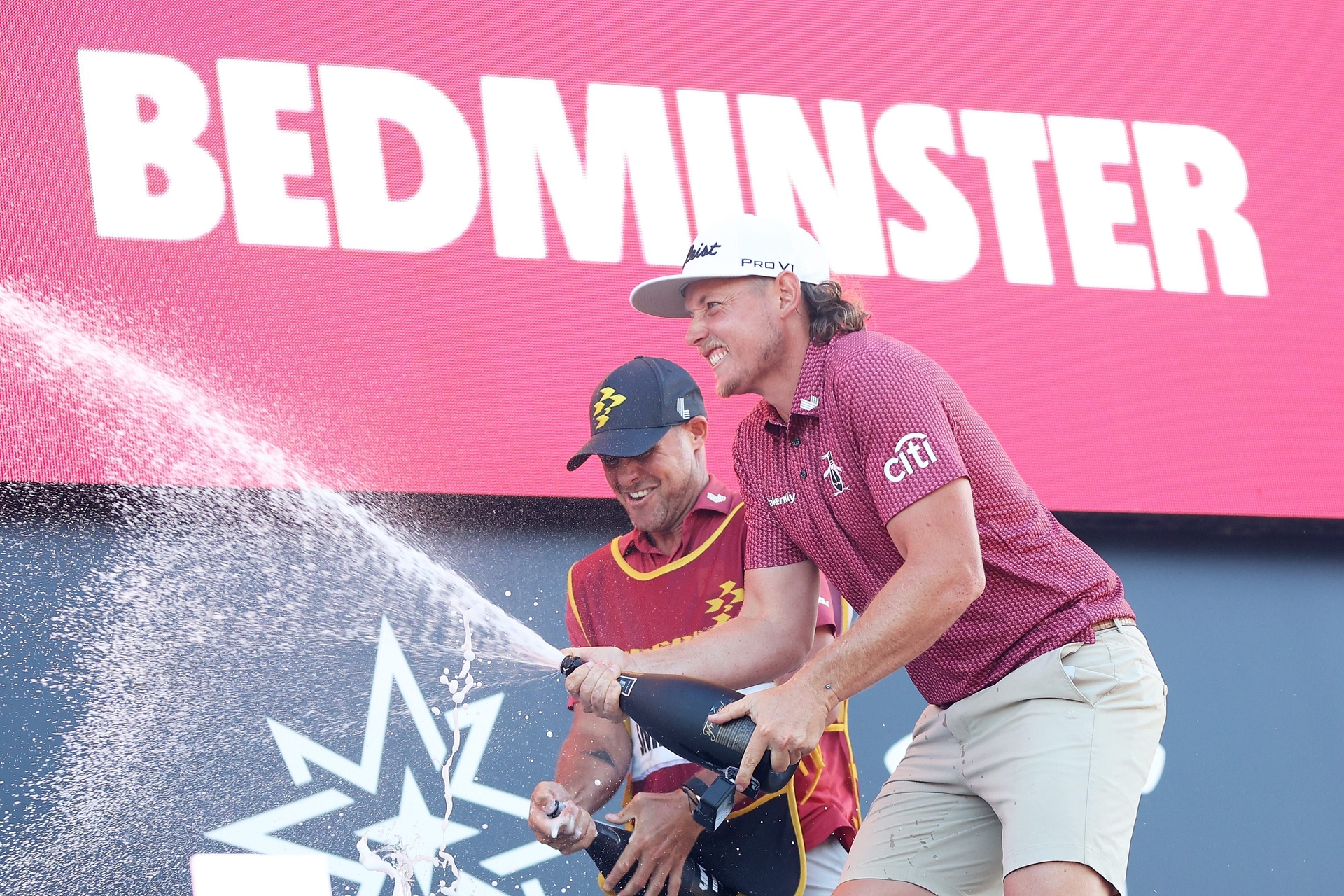 Novo prazo para licenças de bebidas nos clubes de golfe de Trump em NJ, apesar de sua condenação.; Reprodução: Business Insider