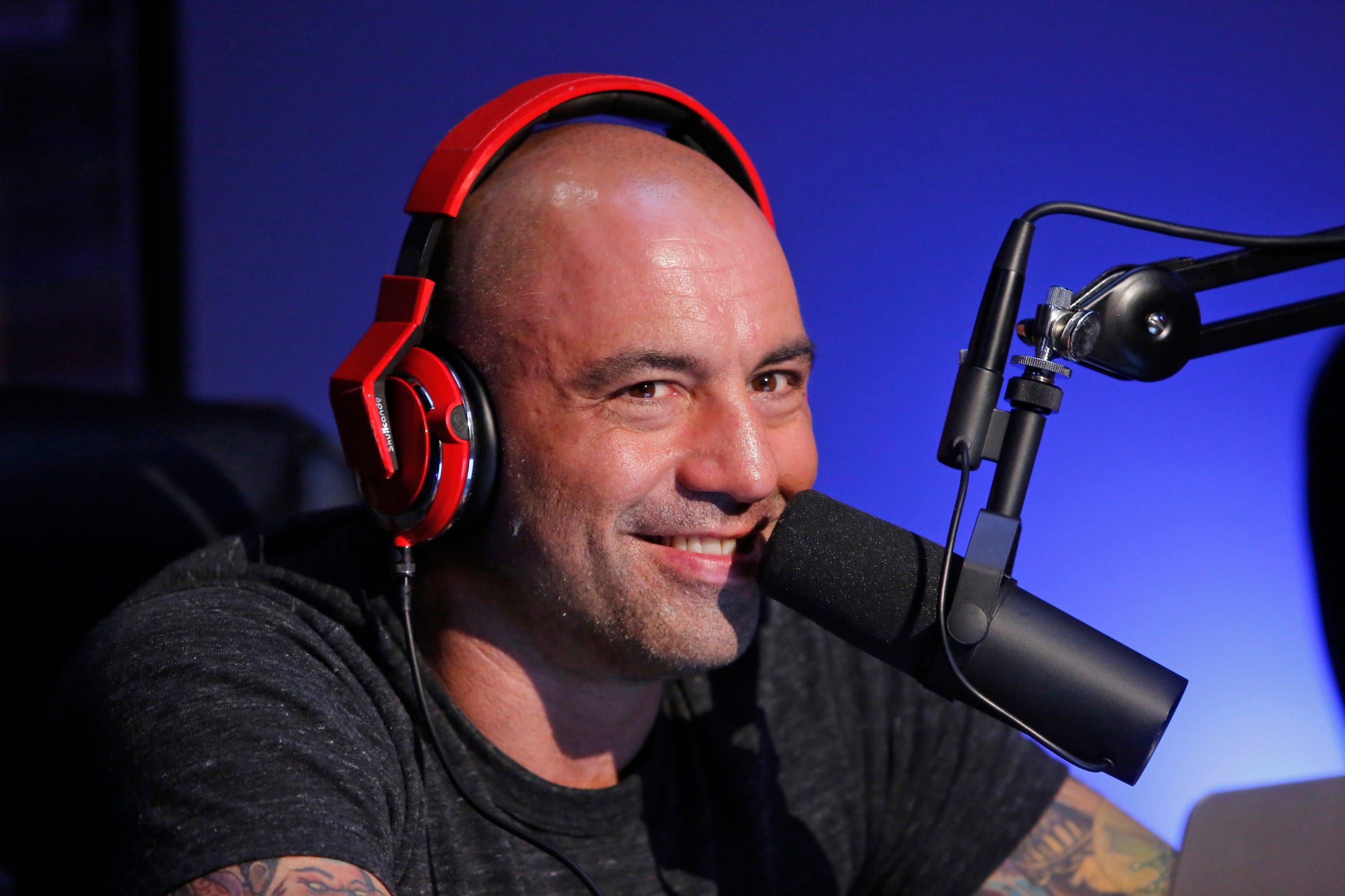 Joe Rogan discute sobre o impacto do streaming gratuito no cenário atual da TV. Reprodução: Business Insider
