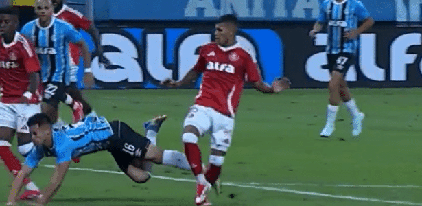 Polêmica sobre possível pênalti em lance envolvendo Aravena no clássico Grêmio x Inter. Reprodução: UOL