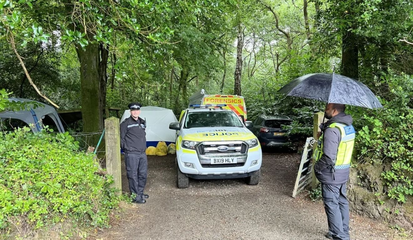 Investigações em curso após corpos serem encontrados na floresta em Sticker, Cornualha. Reprodução: Globo