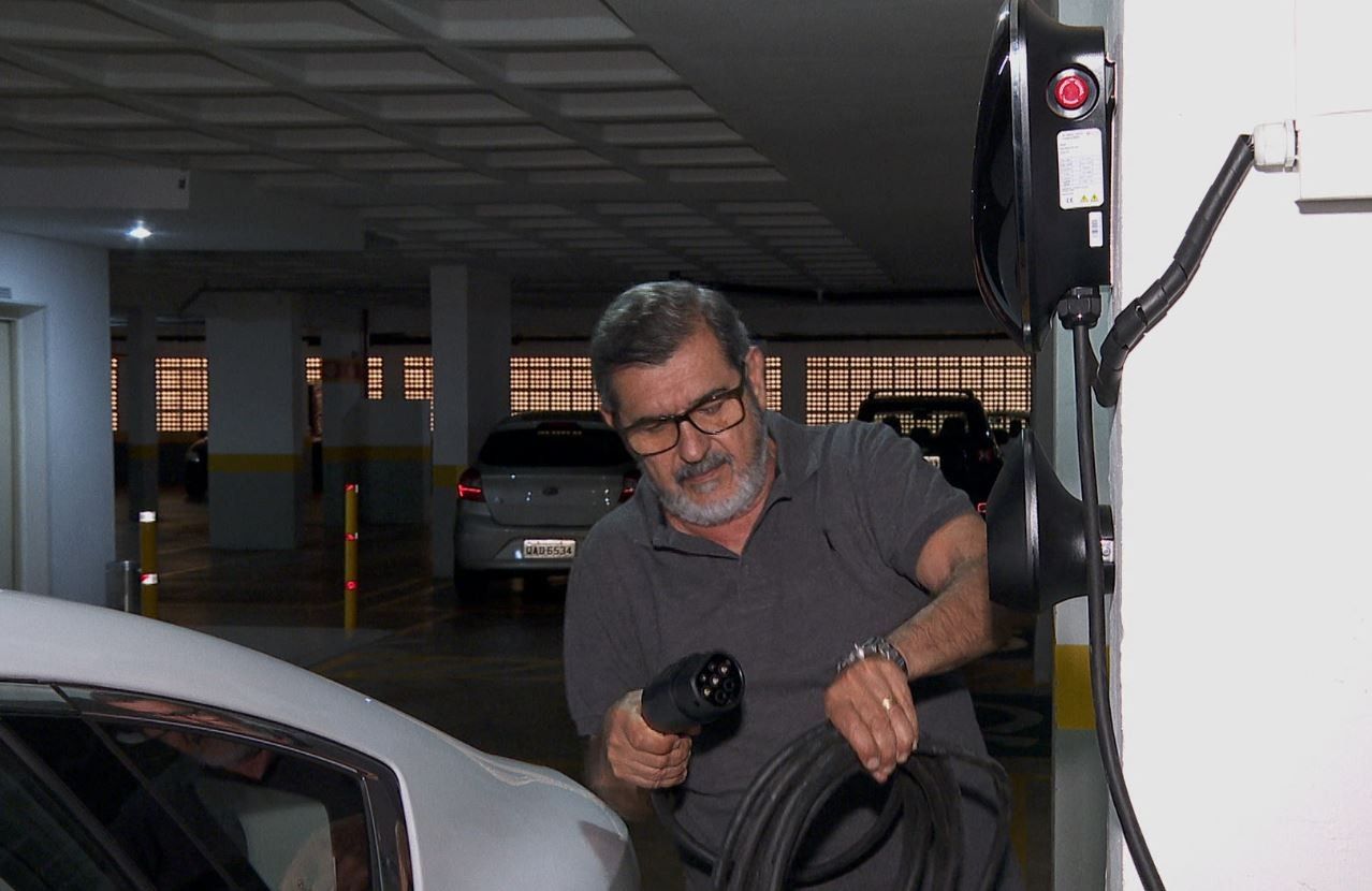 [Condomínios em SP enfrentam dúvidas sobre instalar carregadores de carros elétricos.]. Reprodução: G1