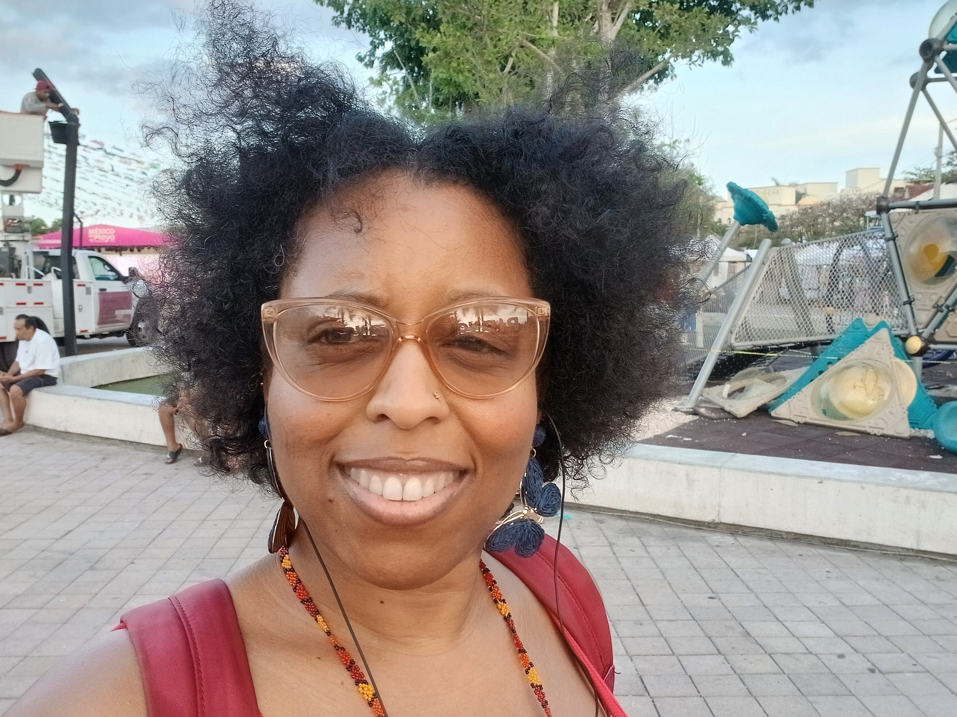 Halona Black se reinventa após demissão e hoje vive de viajar e compartilhar sua paixão pela culinária e saúde. Reprodução: Business Insider