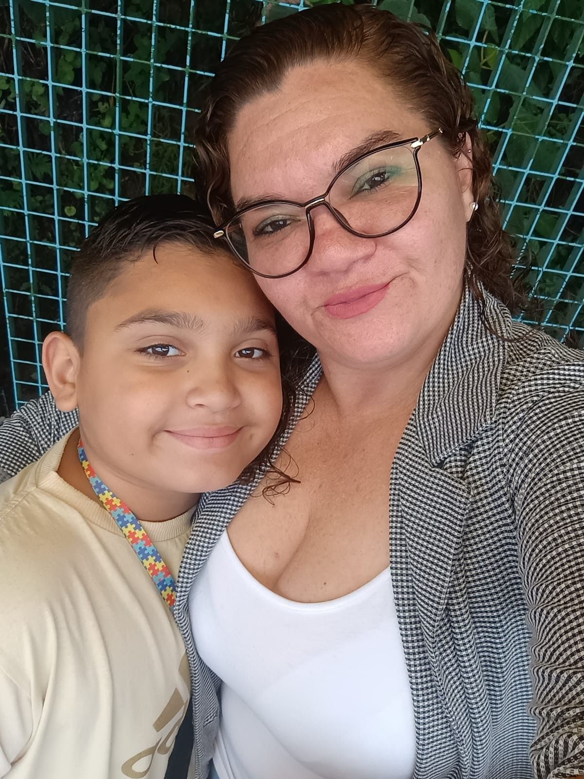 Mãe relata dificuldades para agendar consultas para seu filho autista com plano de saúde. Reprodução: G1