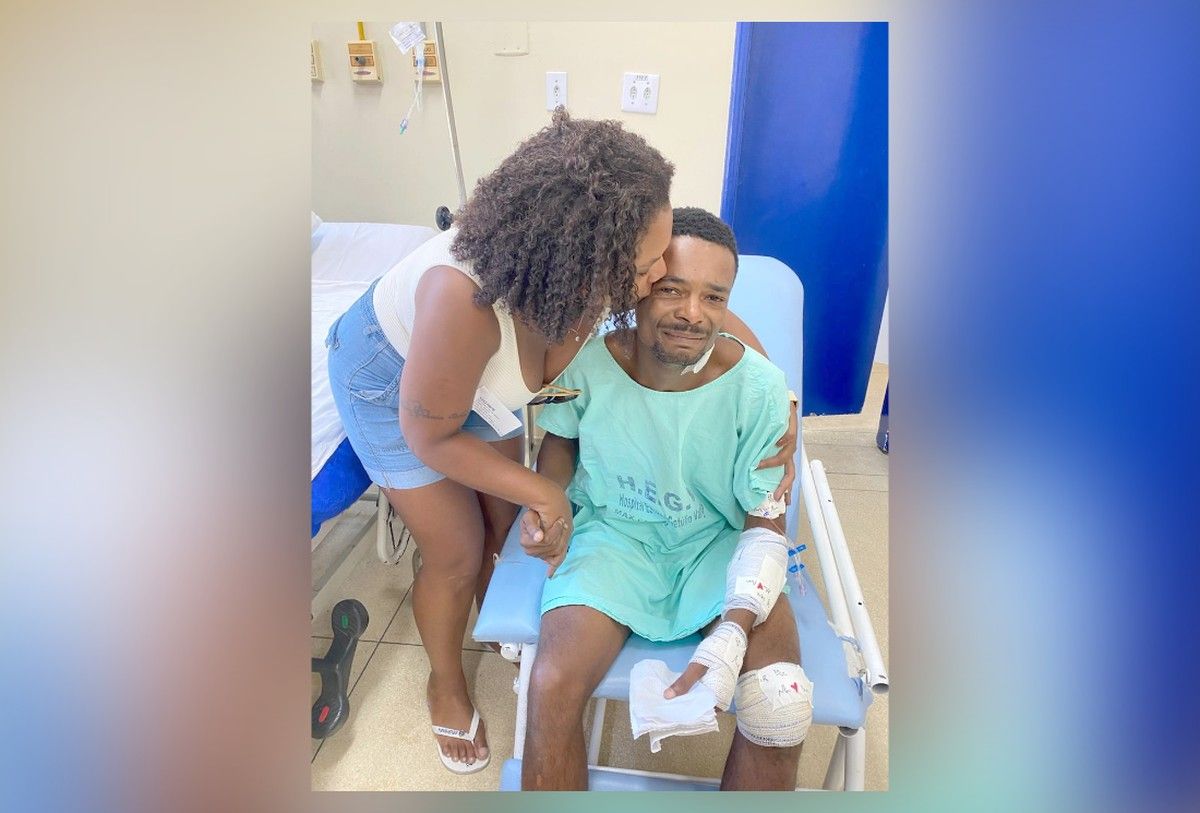 Universitário baleado se emociona ao falar com filho