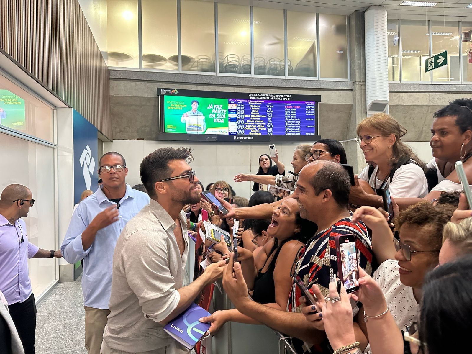 Can Yaman Chega ao Brasil e Provoca Frenesi no Galeão