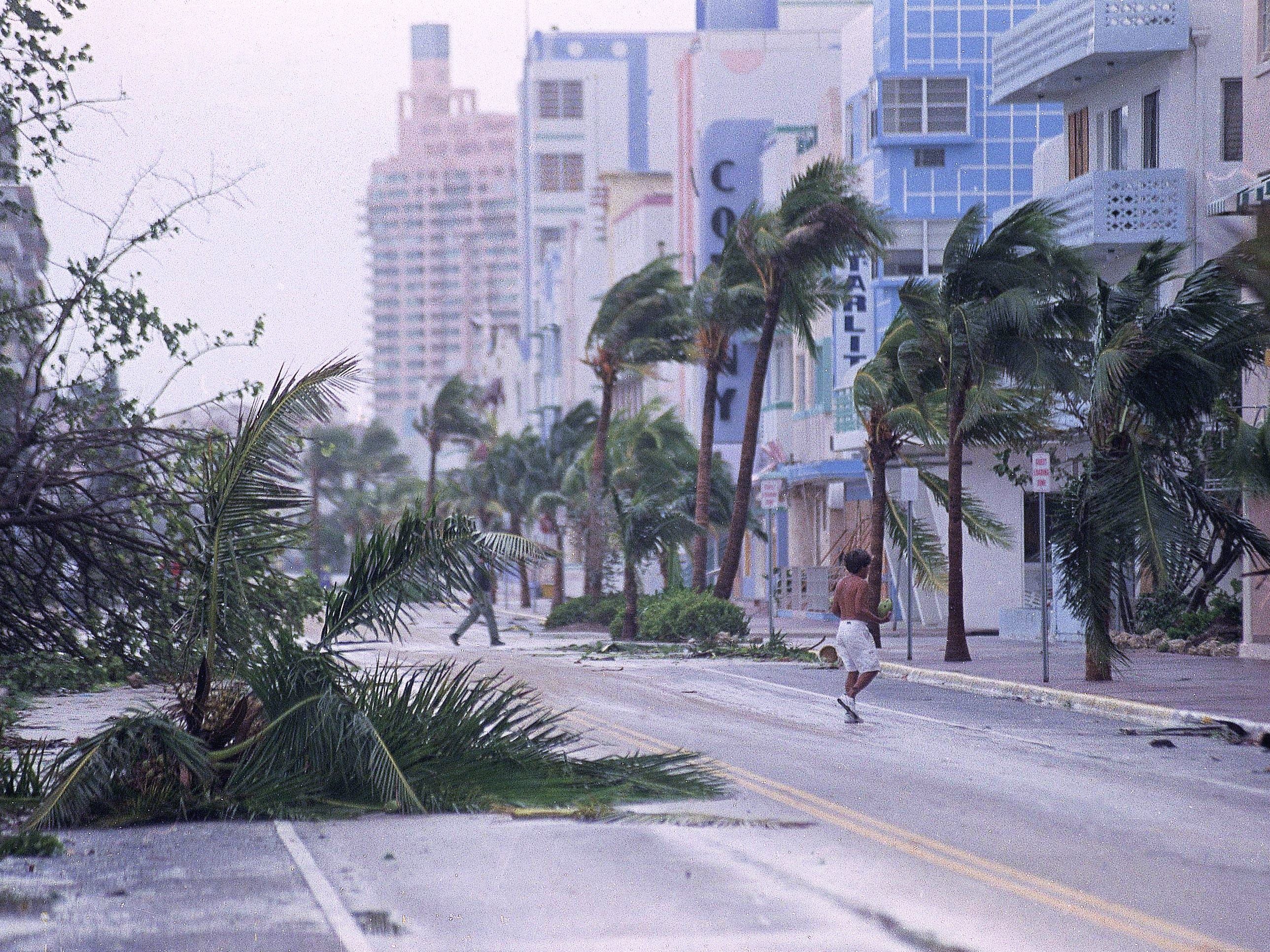 Hurricane Andrew atingiu o Sul da Flórida em 1992, causando destruição generalizada. Legenda da imagem. Reprodução: Business Insider