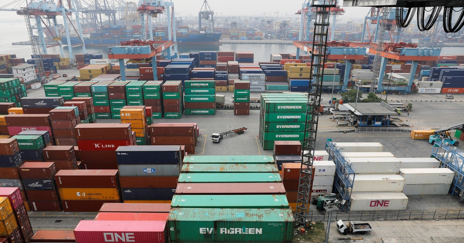 Exportações da Indonésia sobem 3,16% em março, superando expectativas de queda. Reprodução: Reuters