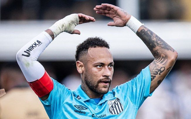 Torcedores do Santos expressam desconfiança após renovação de Neymar, criticando seu desempenho. Reprodução: Santos FC