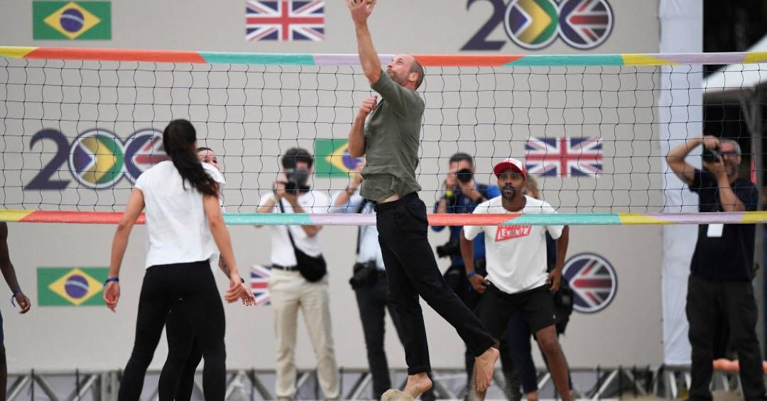 Príncipe William participa de simulação de resgate marítimo em Copacabana, Rio. Legenda da imagem. Reprodução: Retorno do item 11