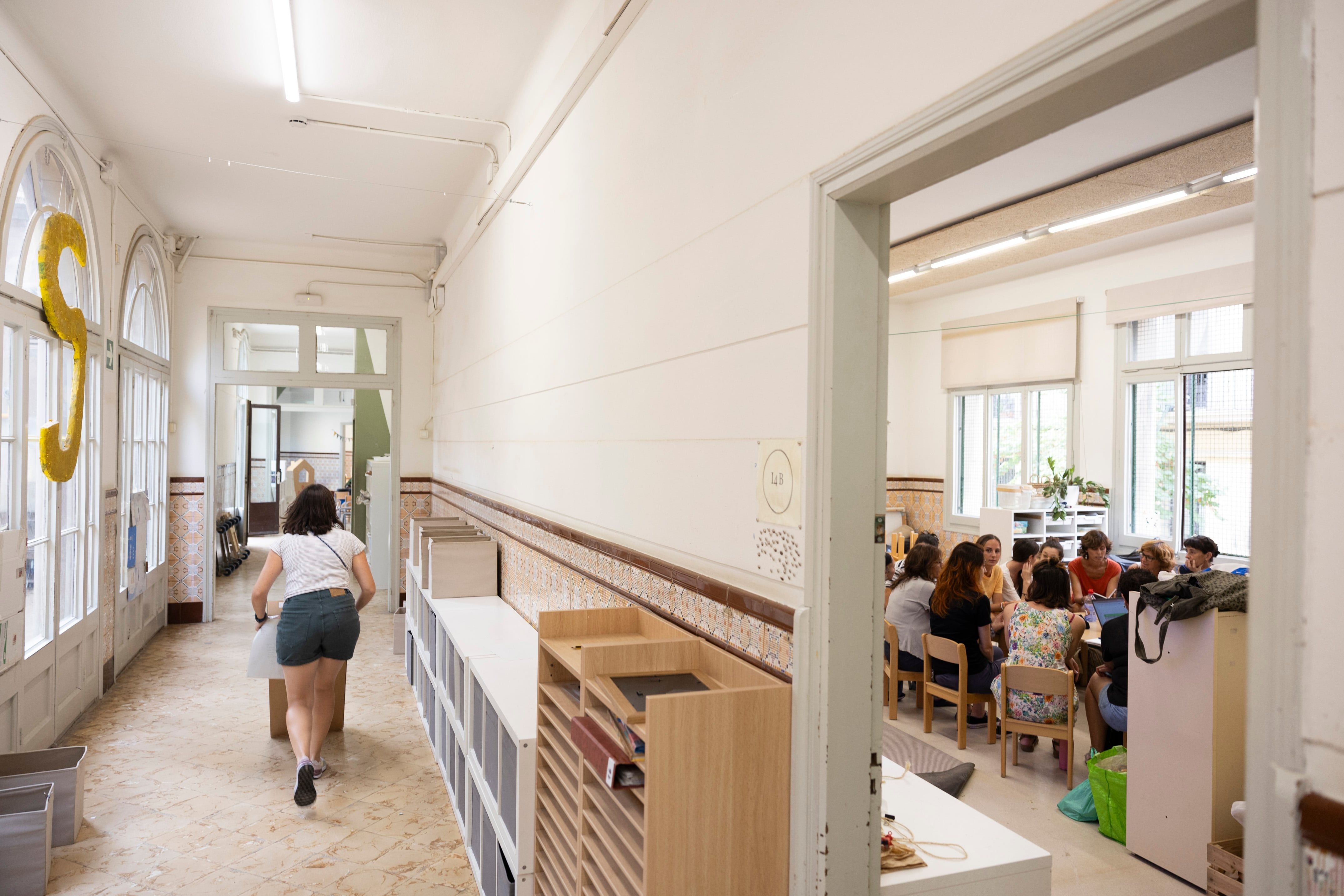 Diretores de escolas em Barcelona defendem subdiretor demitido por suposta manipulação nas contratações de professores. Reprodução: El País