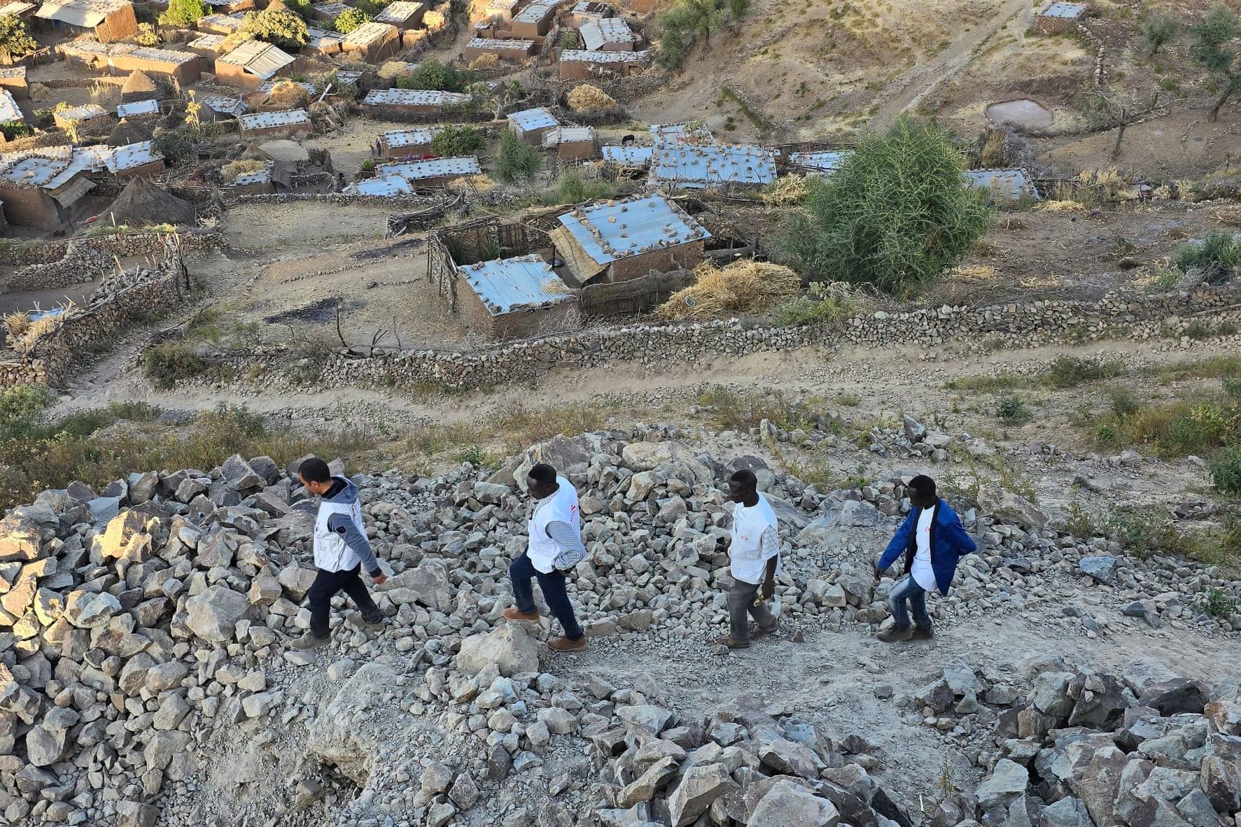 Equipe de Médicos Sem Fronteiras caminha rumo à aldeia de Dilli, em Darfur, para entregar material sanitário.; Legenda da imagem. Reprodução: El País