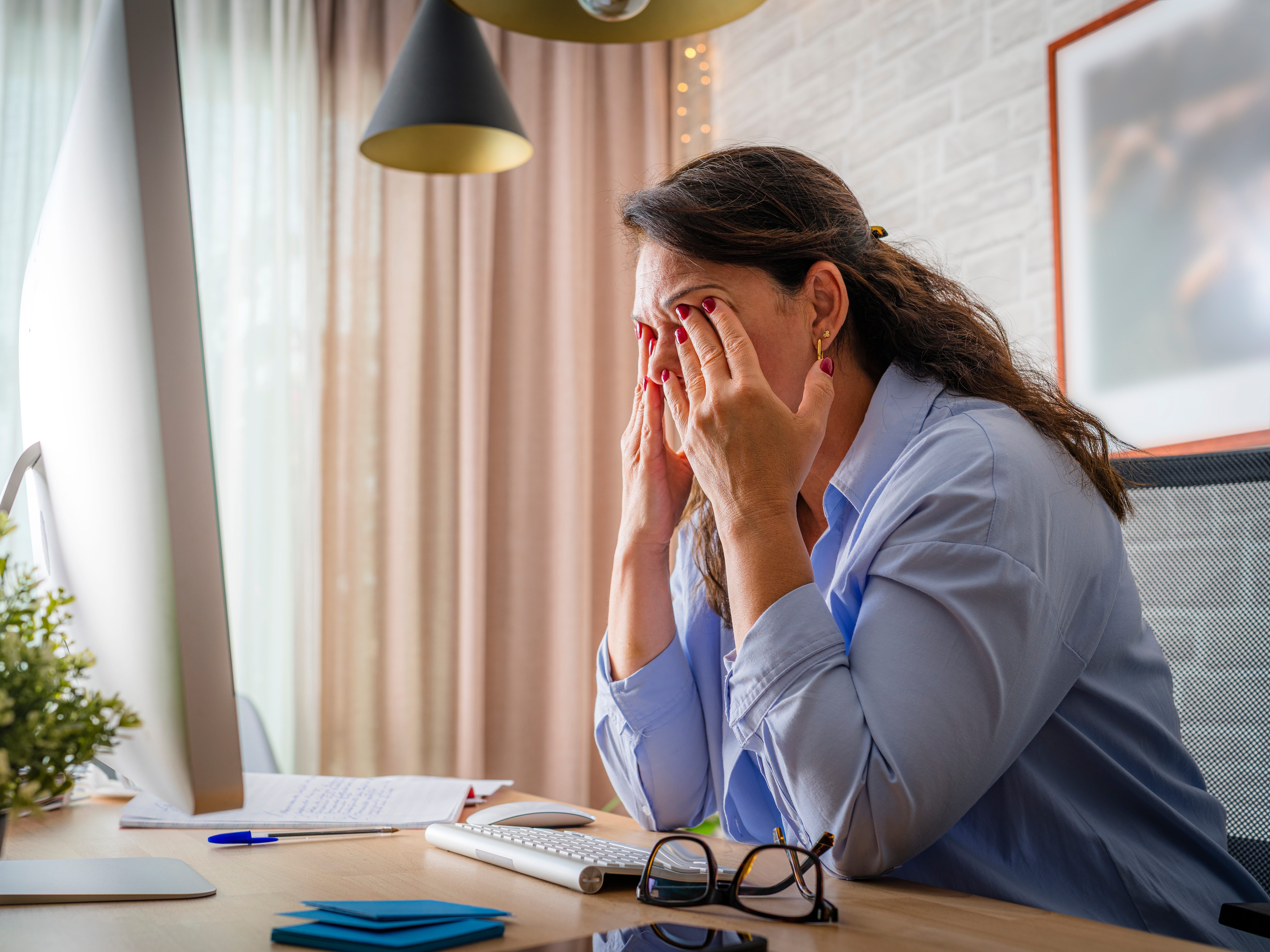 Mulher mostra frustração ao deixar carreira de advogada para seguir novos sonhos e dedicar-se à maternidade. Legenda da imagem. Reprodução: Business Insider